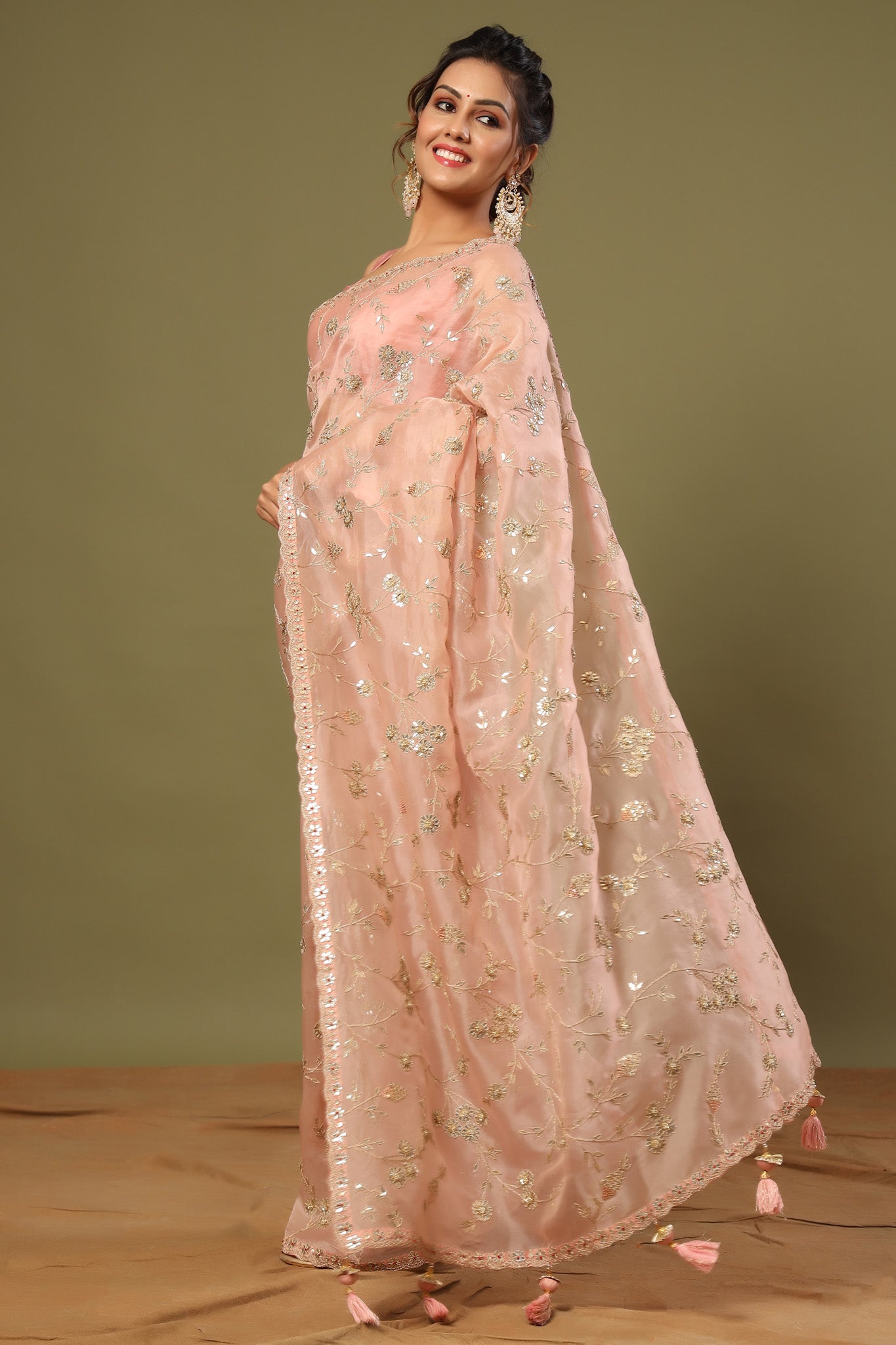 Shop elegant dusty pink embroidered organza saree online in USA. Make a fashion statement at weddings with stunning designer sarees, embroidered sarees with blouse, wedding sarees, handloom sarees from Pure Elegance Indian fashion store in USA.-pallu