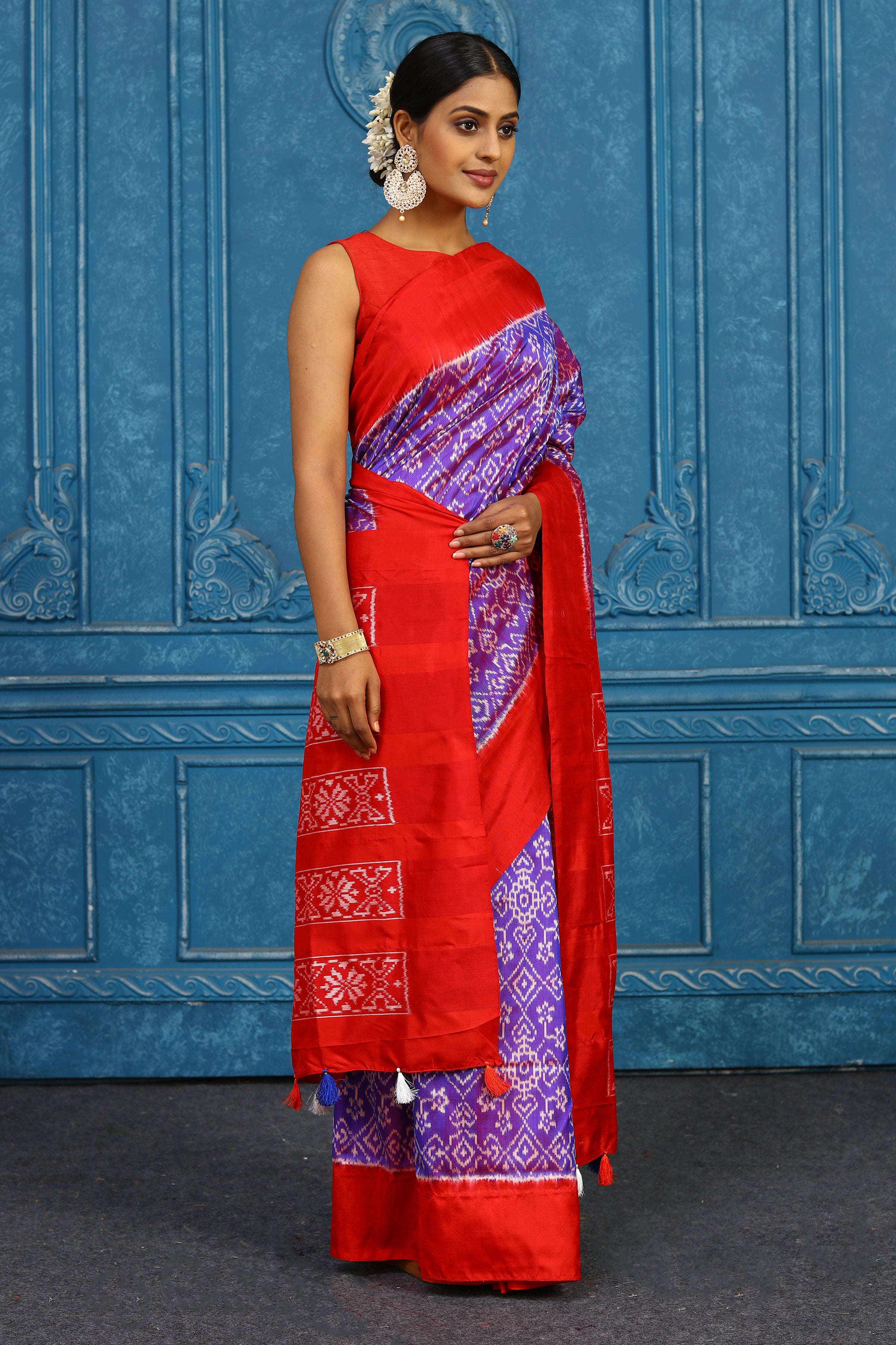 Buy purple pochampally silk ikkat saree online in USA with red border. Look your best on festive occasions in latest designer sarees, pure silk sarees, Kanchipuram sarees, handwoven sarees, tussar silk sarees, embroidered sarees from Pure Elegance Indian clothing store in USA.-side