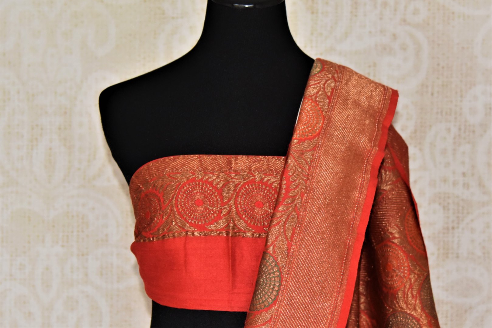 Buy off-white muga Banarasi sari online in USA with red antique zari floral border. Keep your ethnic style updated with latest designer sarees, handloom sarees, pure silk sarees from Pure Elegance Indian fashion store in USA.-blouse pallu