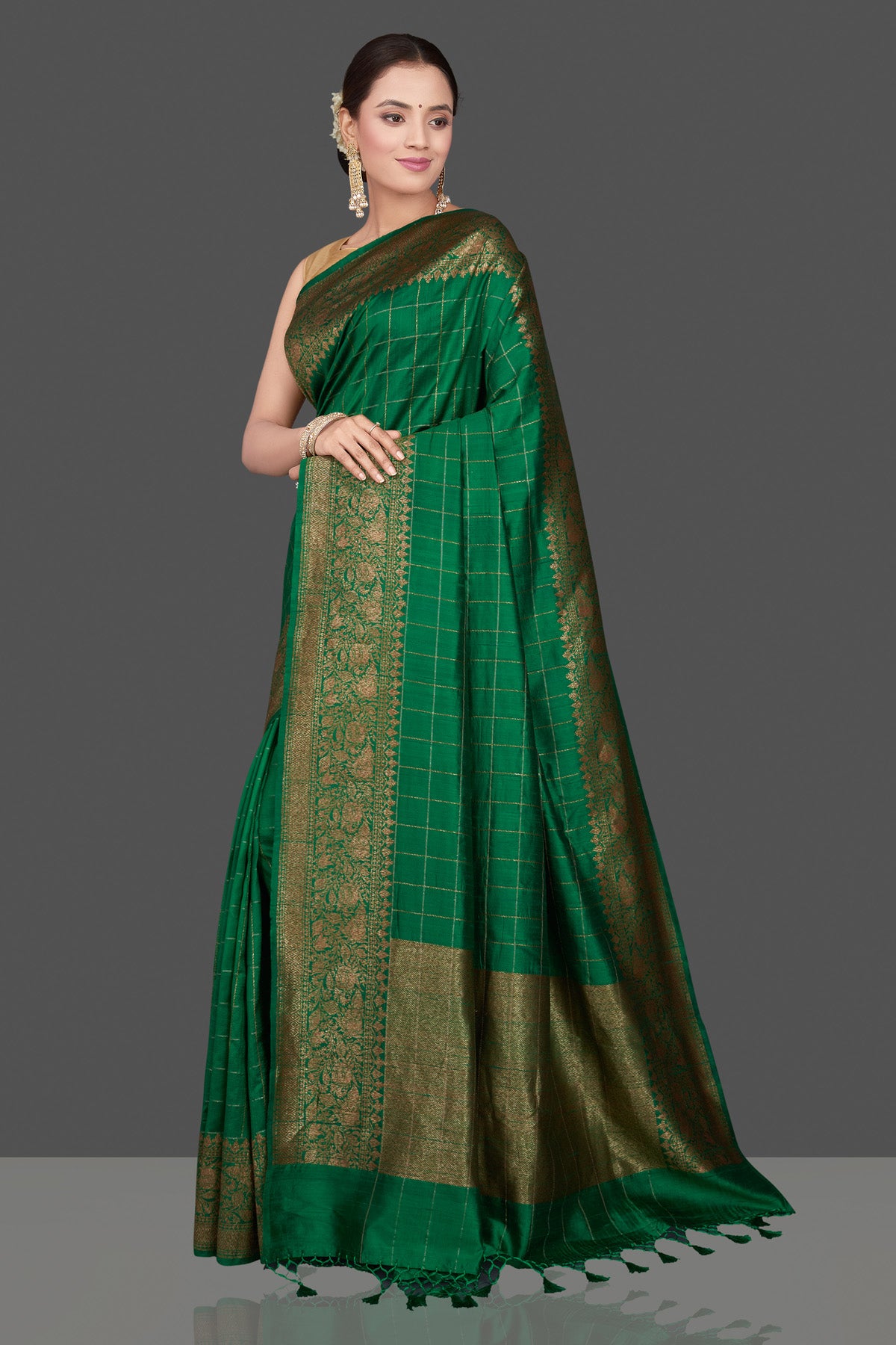 Shop stunning green check tussar Banarasi saree online in USA with antique zari border. Go for stunning Indian designer sarees, georgette sarees, handwoven saris, embroidered sarees for festive occasions and weddings from Pure Elegance Indian clothing store in USA.-pallu