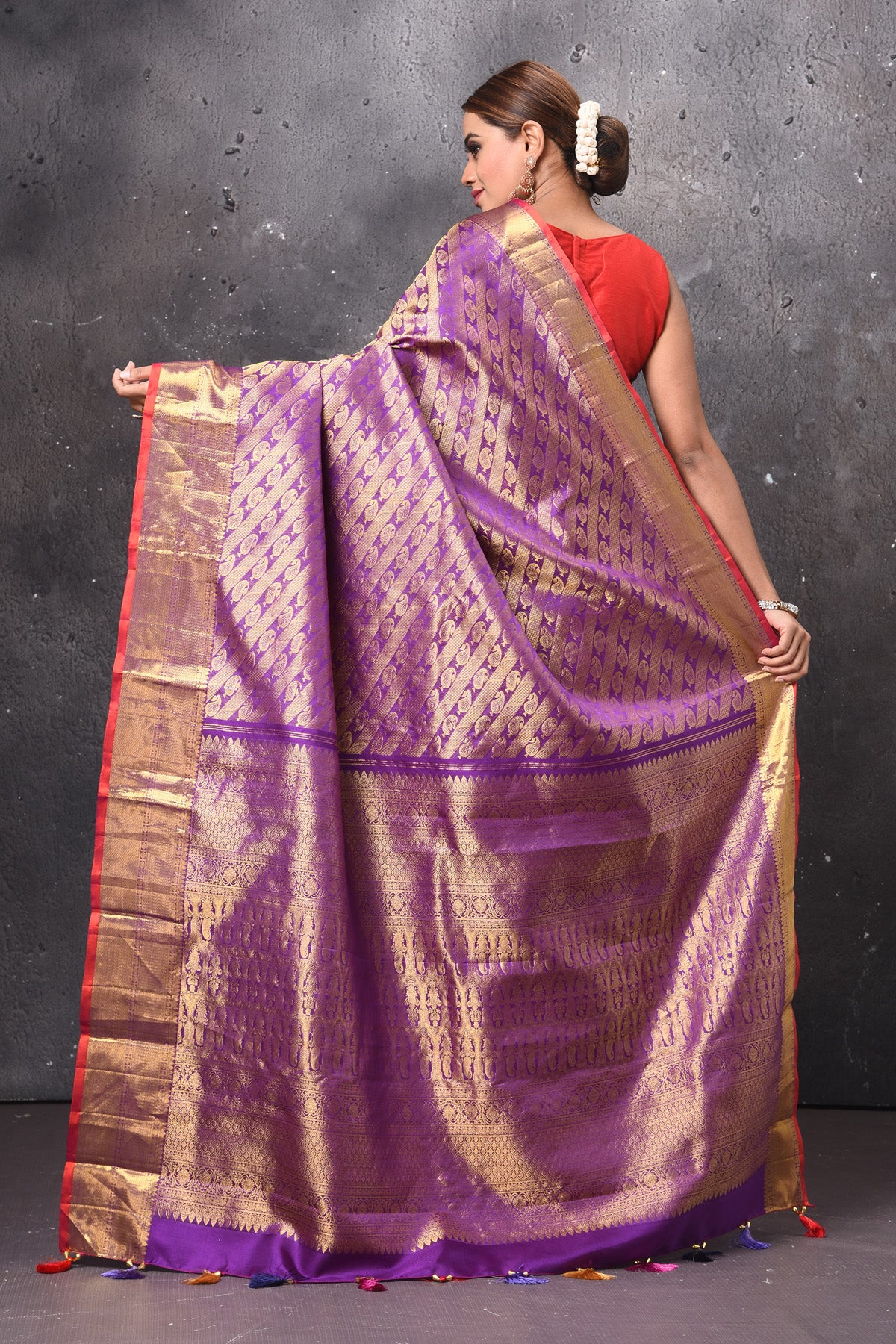 Buy beautiful purple handloom Kanjivaram sari online in USA with orange zari border. Keep your ethnic wardrobe up to date with latest designer sarees, pure silk sarees, handwoven sarees, tussar silk sarees, embroidered sarees, Banarasi saris from Pure Elegance Indian saree store in USA.-back