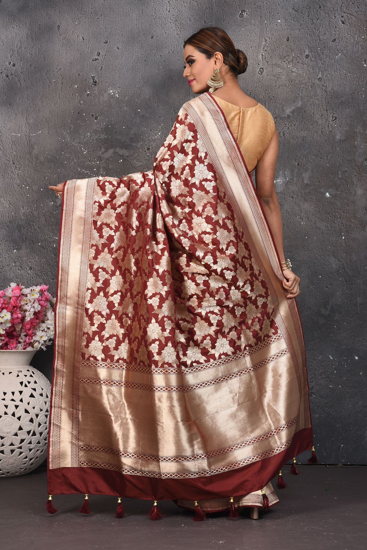 Shop this ethnic deep maroon banarasi silk saree online in USA with zari work which is crafted with  heavy golden zari beautified border. A Beautiful Handloom Banarasi Saree adorned with amazing floral pattern and by skilled weaver of Banaras with elegance and grace, this saree is definitely the epitome of beauty. Style this banarasi silk saree from Pure Elegance Indian fashion store in USA.- Back with open pallu.