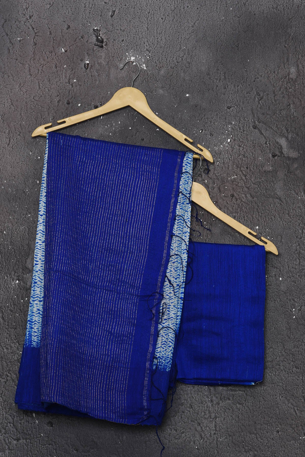 Shop this elegant offwhite-blue handloom shibori tussar saree online in USA which is handcrafted from fine silk tussar fabric, this tie and dye saree brings out the nature of flow. You can pair this beautiful shibori print with minimal jewellery for a casual day outfit. Add this plain shibori saree to your collection from Pure Elegance Indian fashion store in USA.-Unstitched pallu.