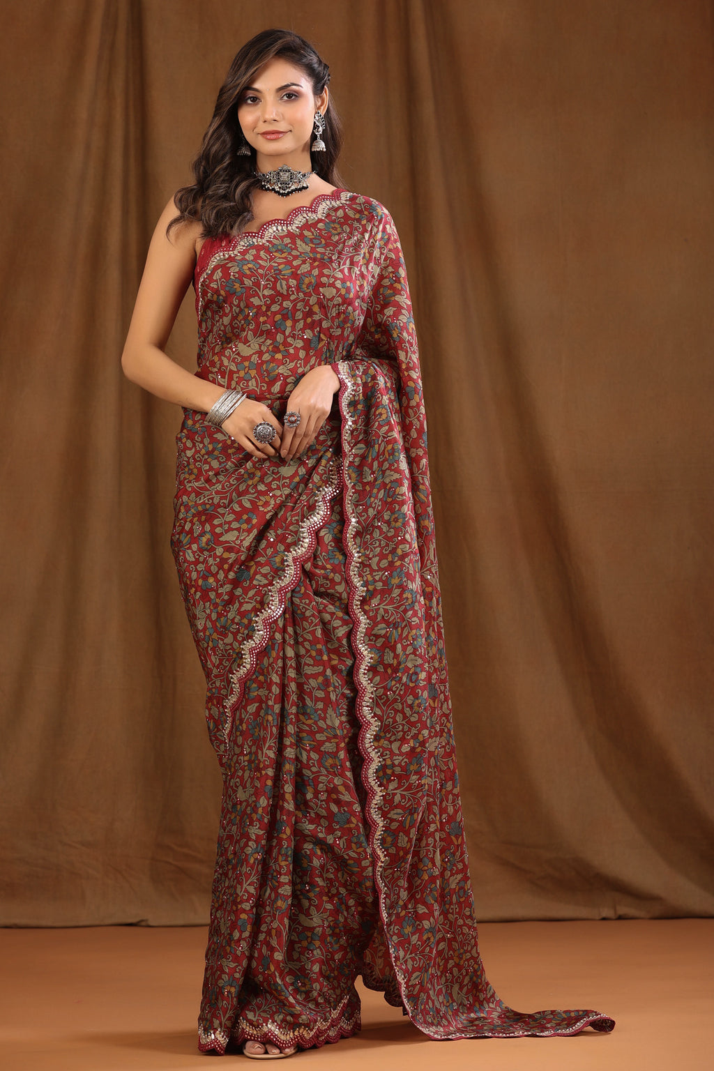 Shop maroon floral print crepe sari online in USA with scalloped border. Make a fashion statement at weddings with stunning designer sarees, embroidered sarees with blouse, wedding sarees, handloom sarees from Pure Elegance Indian fashion store in USA.-full view