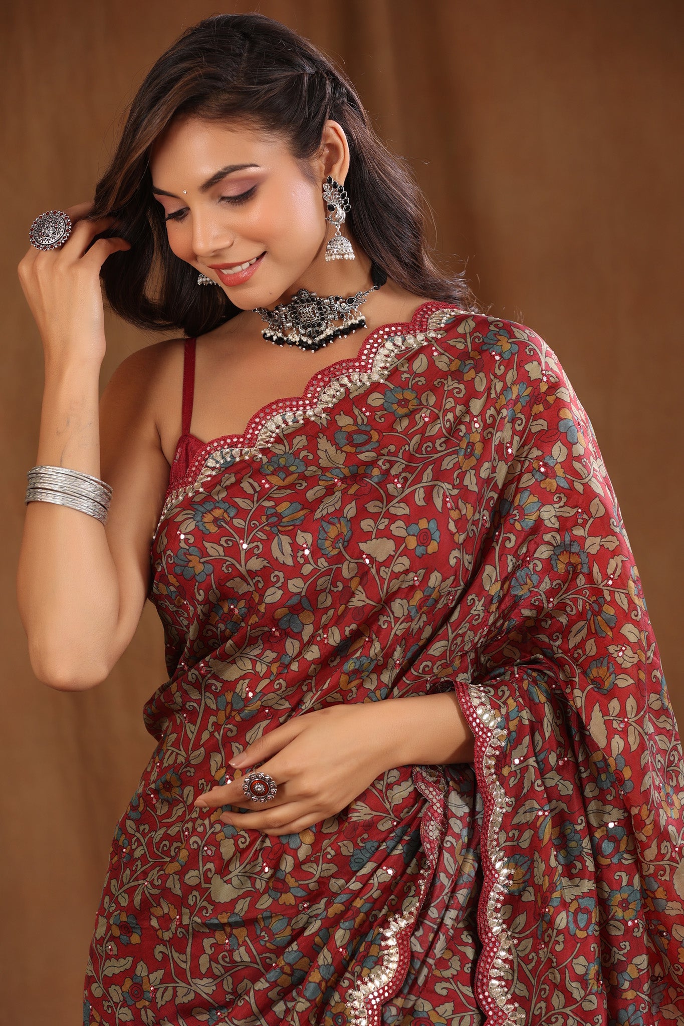 Shop maroon floral print crepe sari online in USA with scalloped border. Make a fashion statement at weddings with stunning designer sarees, embroidered sarees with blouse, wedding sarees, handloom sarees from Pure Elegance Indian fashion store in USA.-closeup