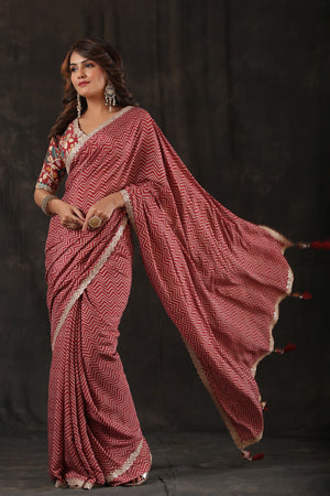 Buy pink chevron print crepe saree online in USA with scalloped border. Make a fashion statement at weddings with stunning designer sarees, embroidered sarees with blouse, wedding sarees, handloom sarees from Pure Elegance Indian fashion store in USA.-pallu