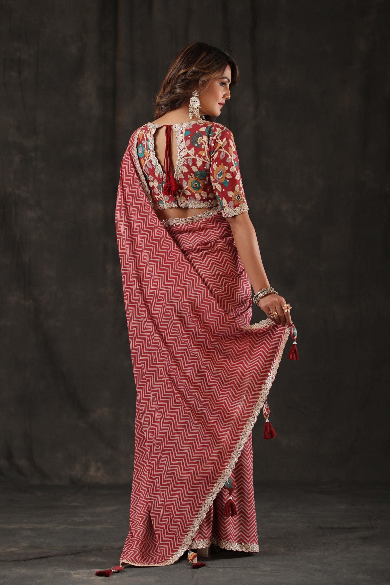 Buy pink chevron print crepe saree online in USA with scalloped border. Make a fashion statement at weddings with stunning designer sarees, embroidered sarees with blouse, wedding sarees, handloom sarees from Pure Elegance Indian fashion store in USA.-back