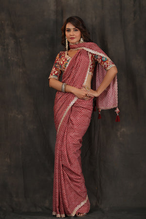 Buy pink chevron print crepe saree online in USA with scalloped border. Make a fashion statement at weddings with stunning designer sarees, embroidered sarees with blouse, wedding sarees, handloom sarees from Pure Elegance Indian fashion store in USA.-front