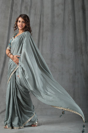Buy sage green chevron print crepe saree online in USA with scalloped border. Make a fashion statement at weddings with stunning designer sarees, embroidered sarees with blouse, wedding sarees, handloom sarees from Pure Elegance Indian fashion store in USA.-pallu
