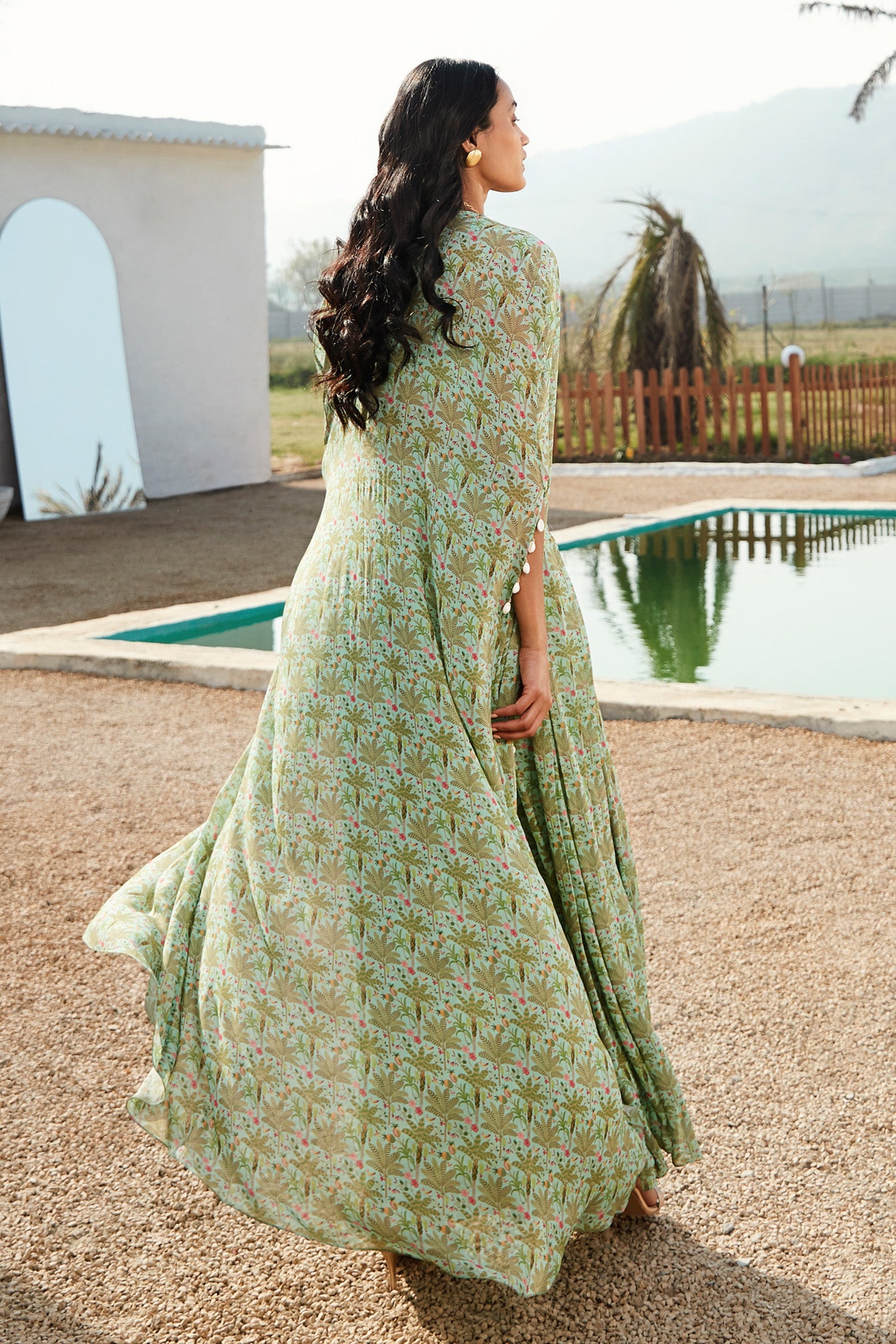Buy printed green skirt set in georgette. Dazzle on weddings and special occasions with exquisite Indian designer dresses, sharara suits, Anarkali suits, and wedding lehengas from Pure Elegance Indian fashion store in the USA.