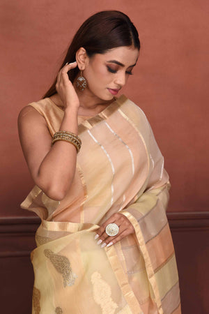 Buy stunning peach striped zari organza Banarasi saree online in USA. Look your best on festive occasions in latest designer sarees, pure silk sarees, Kanchipuram silk sarees, handwoven sarees, tussar silk sarees, embroidered sarees from Pure Elegance Indian clothing store in USA.-closeup