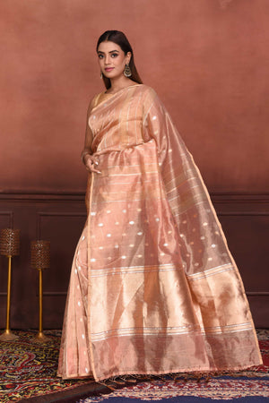 Shop peach zari stripes organza Banarasi saree online in USA with buta. Look your best on festive occasions in latest designer sarees, pure silk sarees, Kanchipuram silk sarees, handwoven sarees, tussar silk sarees, embroidered sarees from Pure Elegance Indian clothing store in USA.-pallu