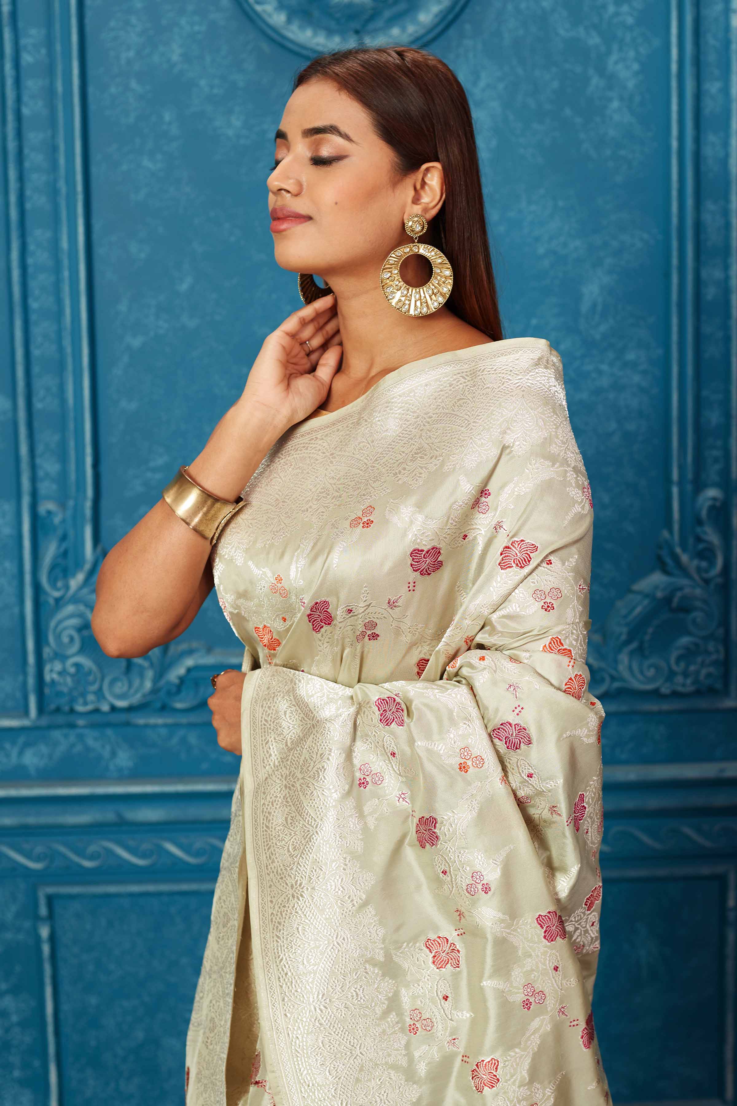 Shop grey silver Banarasi saree online in USA with zari minakari work. Look your best on festive occasions in latest designer sarees, pure silk saris, Kanchipuram silk sarees, handwoven sarees, tussar silk sarees, embroidered sarees from Pure Elegance Indian saree store in USA.-closeup