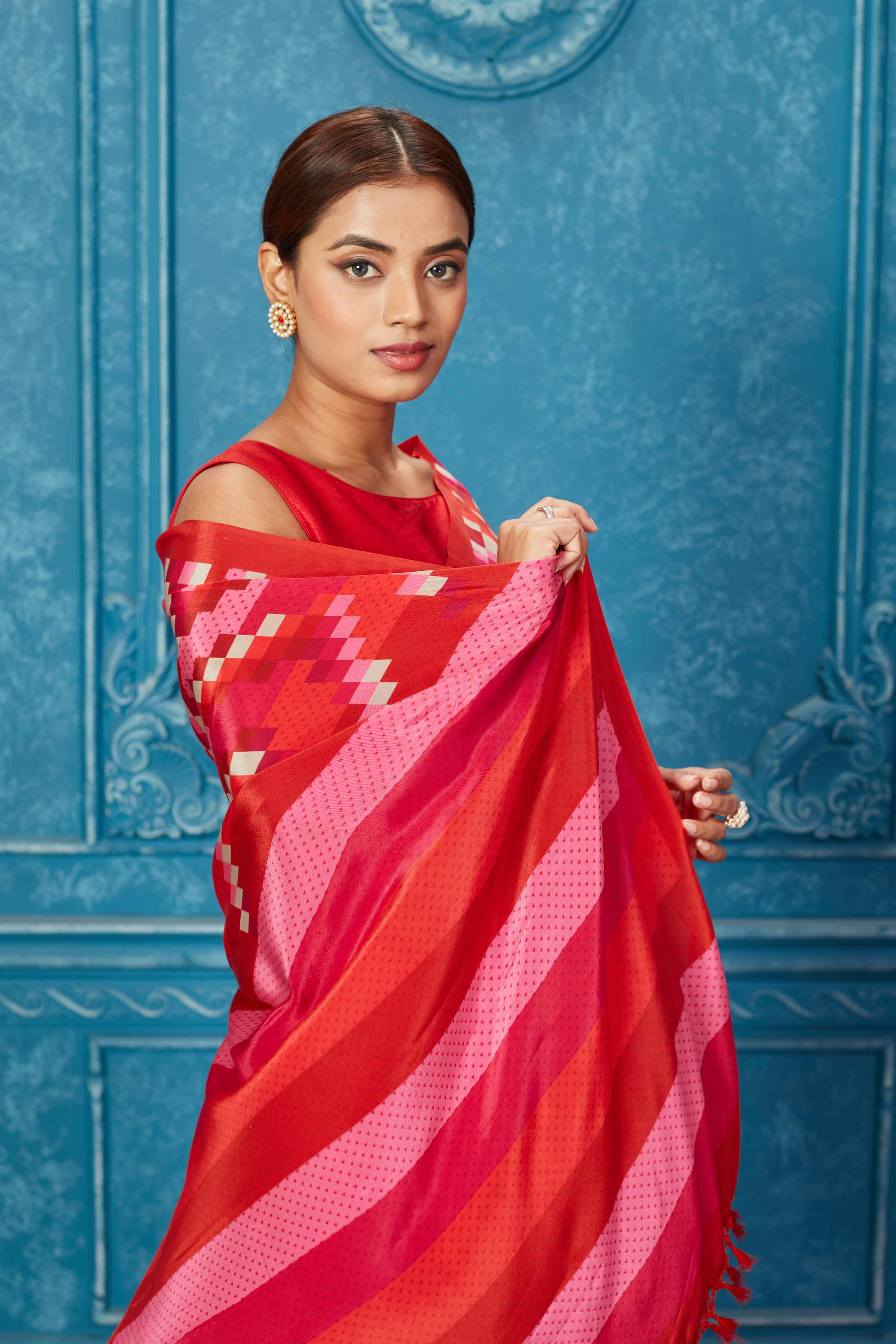 Shop stunning red and pink printed silk saree online in USA . Keep your ethnic wardrobe up to date with latest designer sarees, pure silk sarees, Kanchipuram silk saris, handwoven sarees, tussar silk sarees, embroidered sarees from Pure Elegance Indian saree store in USA-closeup