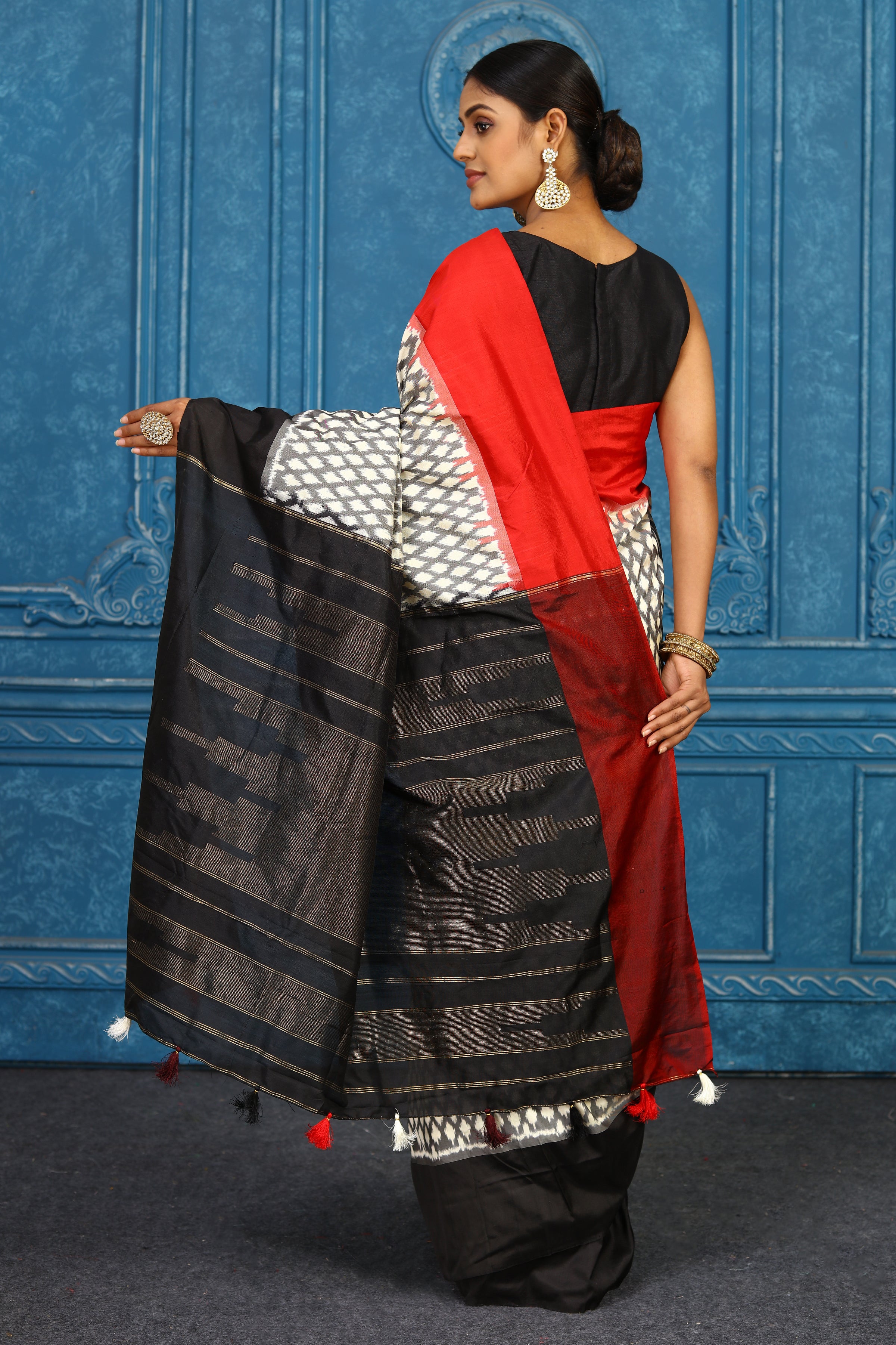 Buy beautiful off-white and grey pochampally ikkat sari online in USA with red black border. Look your best on festive occasions in latest designer sarees, pure silk sarees, Kanchipuram sarees, handwoven sarees, tussar silk sarees, embroidered sarees from Pure Elegance Indian clothing store in USA.-back