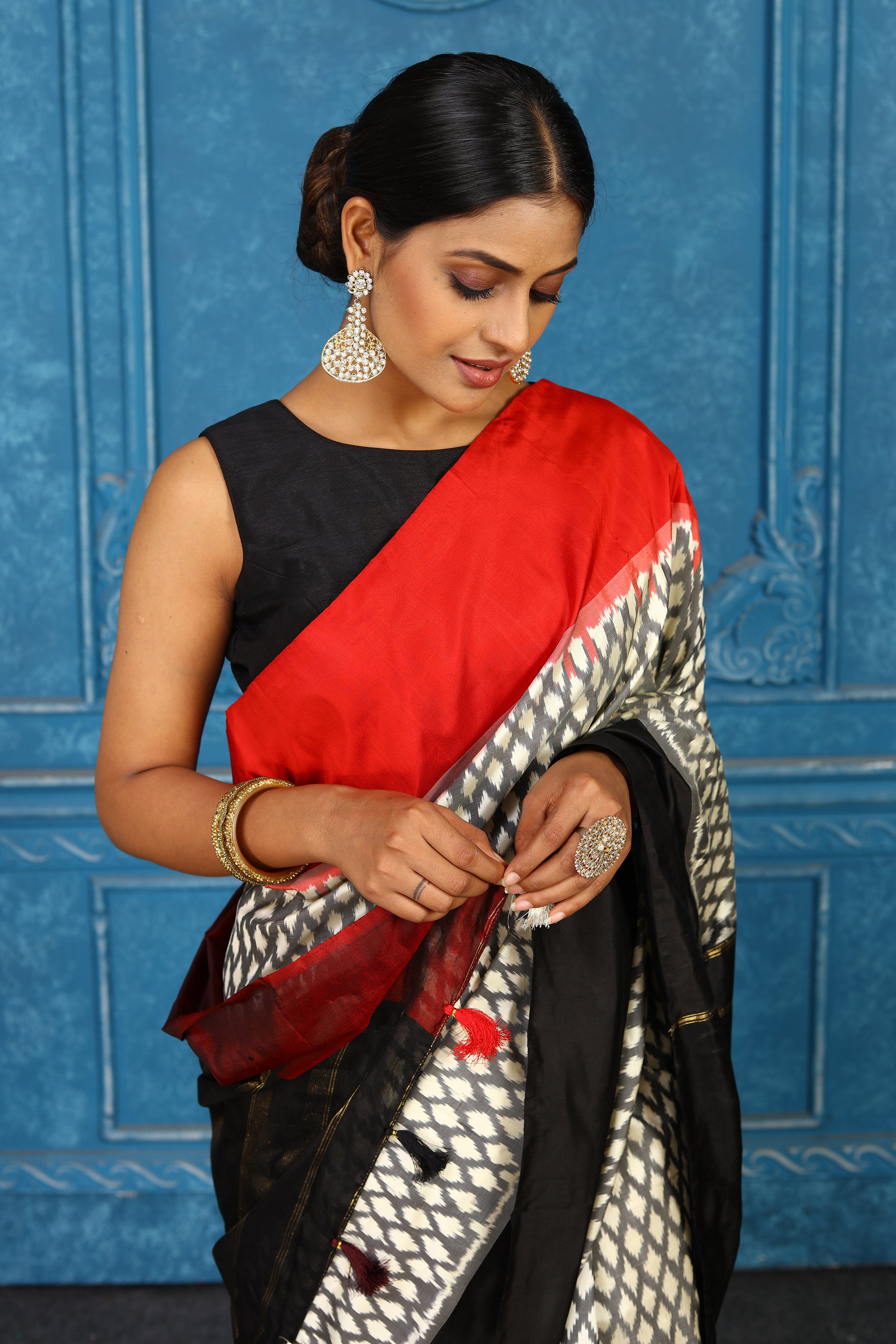 Buy beautiful off-white and grey pochampally ikkat sari online in USA with red black border. Look your best on festive occasions in latest designer sarees, pure silk sarees, Kanchipuram sarees, handwoven sarees, tussar silk sarees, embroidered sarees from Pure Elegance Indian clothing store in USA.-closeup