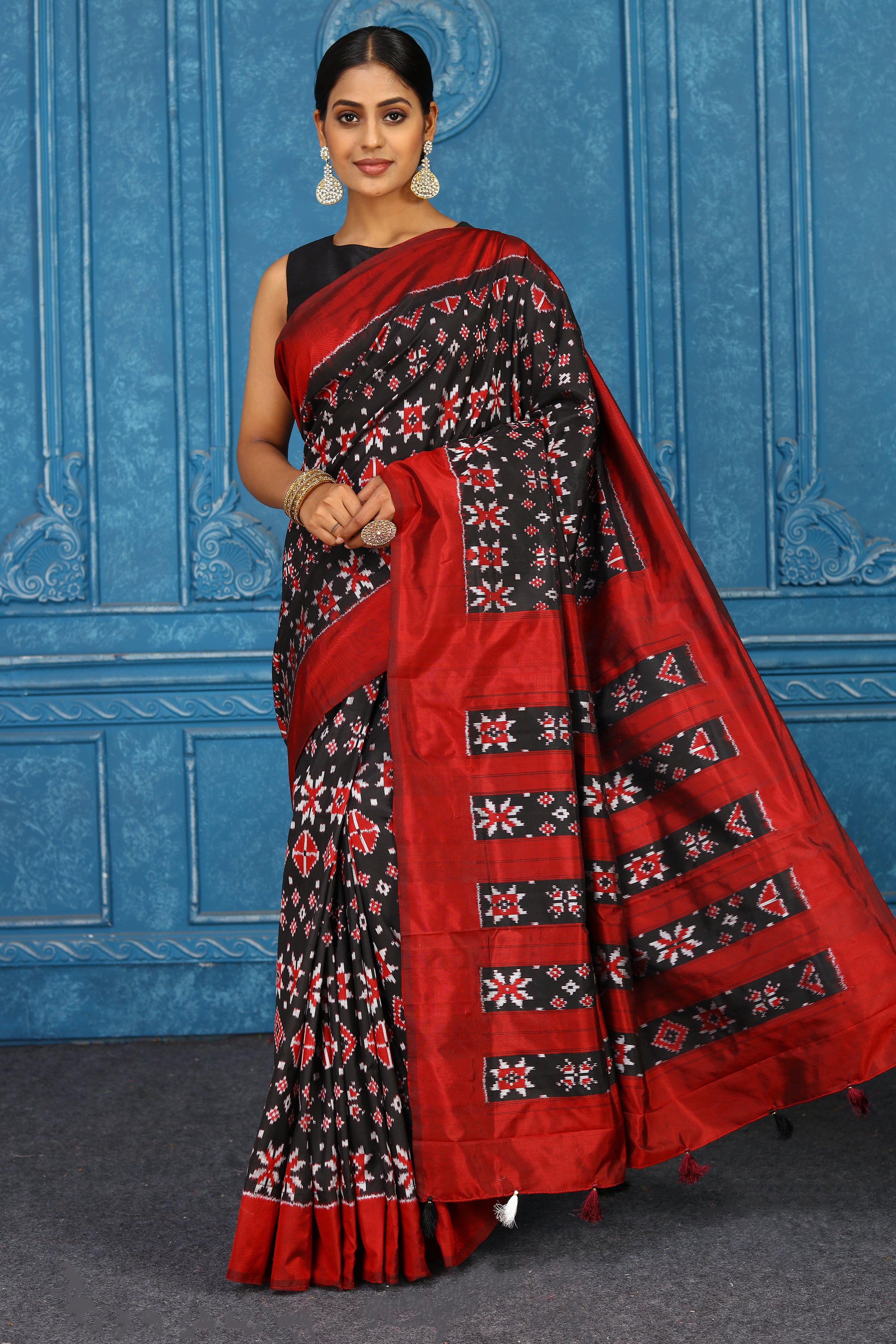 Buy black pochampally silk ikkat sari online in USA with red border. Look your best on festive occasions in latest designer sarees, pure silk sarees, Kanchipuram sarees, handwoven sarees, tussar silk sarees, embroidered sarees from Pure Elegance Indian clothing store in USA.-full view