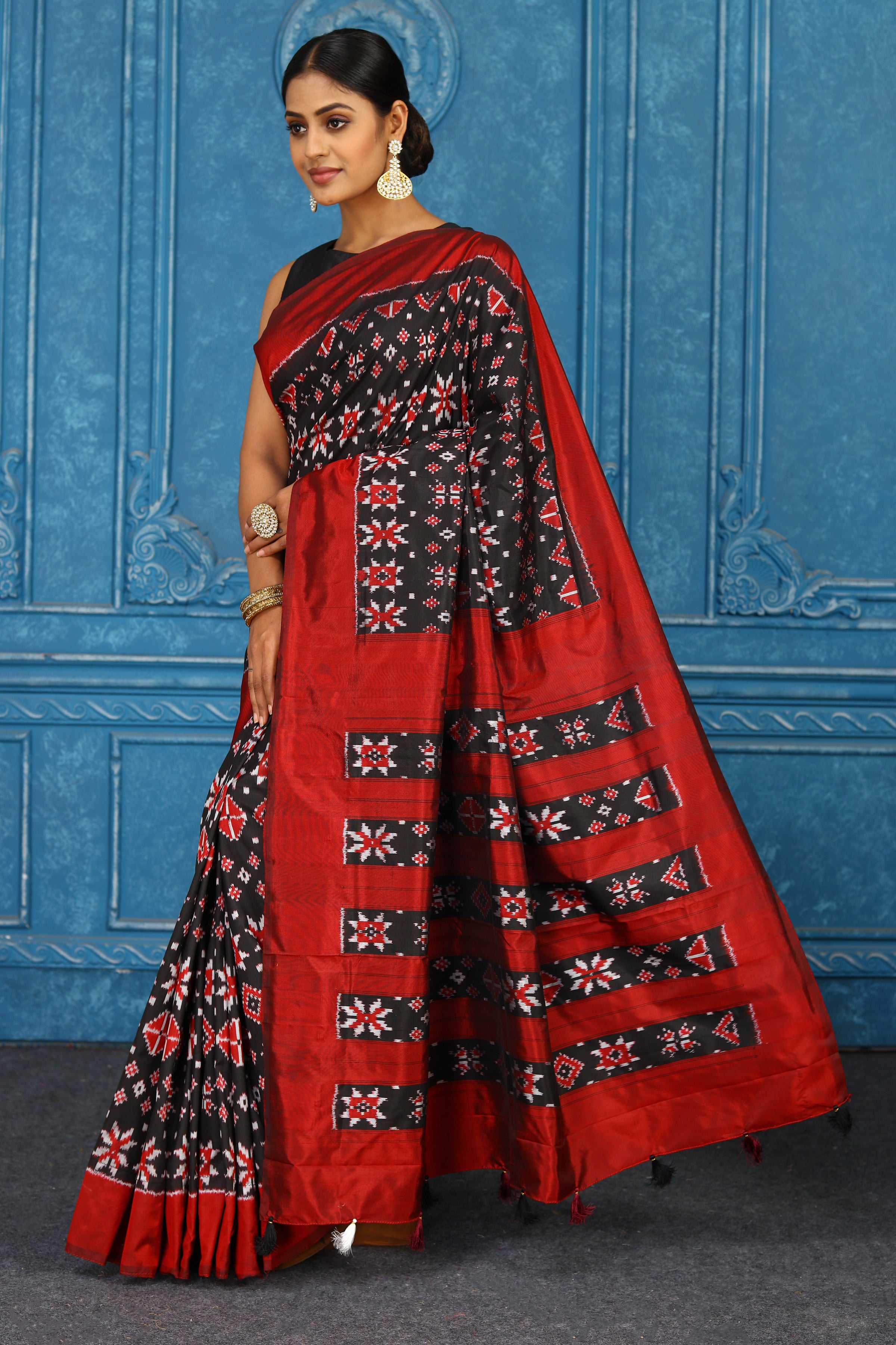 Buy black pochampally silk ikkat sari online in USA with red border. Look your best on festive occasions in latest designer sarees, pure silk sarees, Kanchipuram sarees, handwoven sarees, tussar silk sarees, embroidered sarees from Pure Elegance Indian clothing store in USA.-pallu