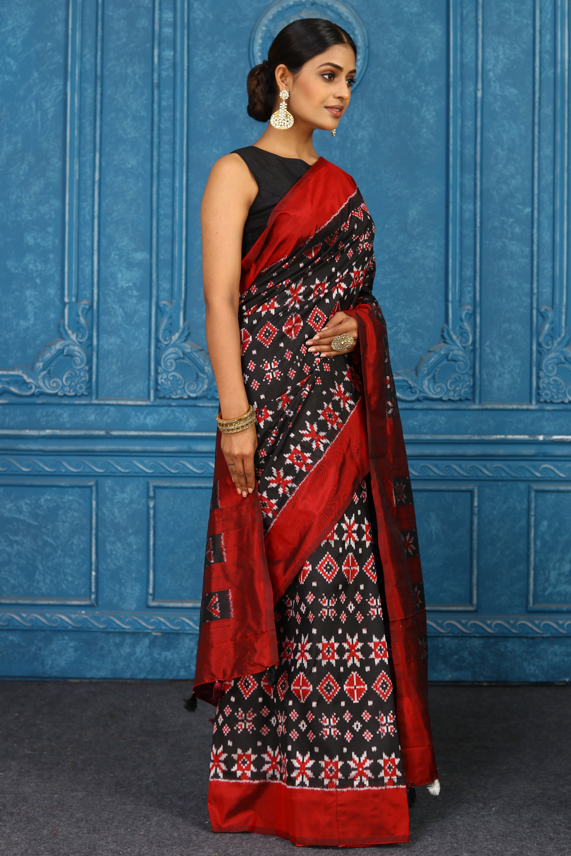 Buy black pochampally silk ikkat sari online in USA with red border. Look your best on festive occasions in latest designer sarees, pure silk sarees, Kanchipuram sarees, handwoven sarees, tussar silk sarees, embroidered sarees from Pure Elegance Indian clothing store in USA.-side