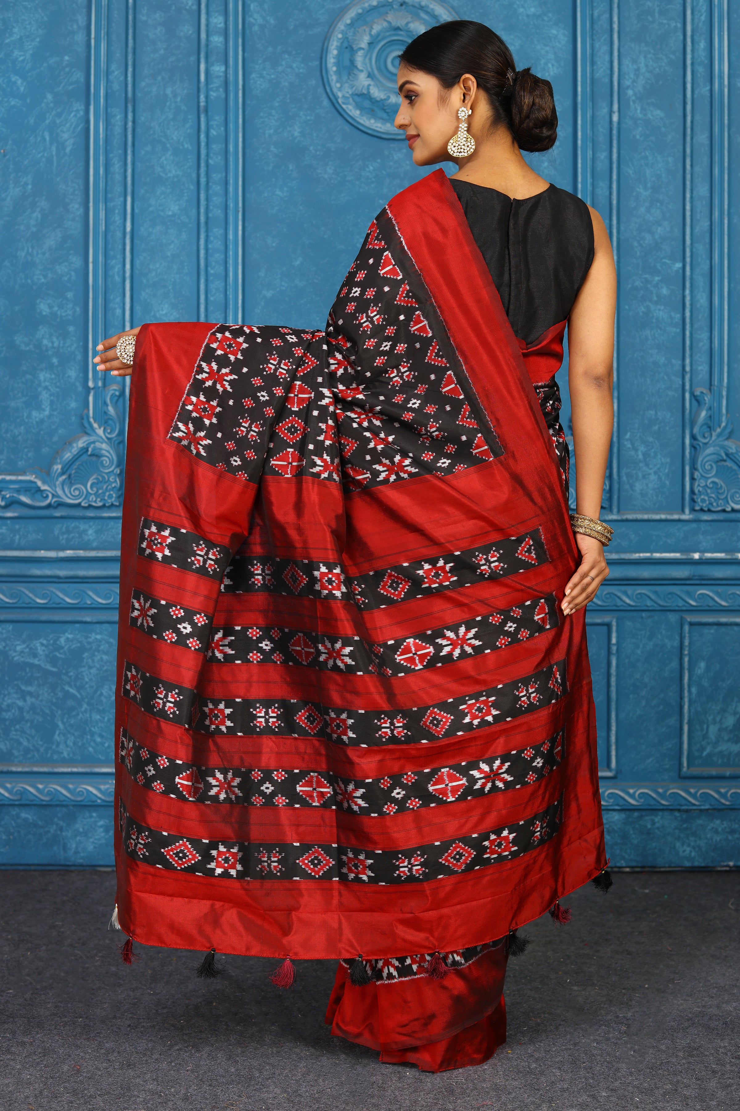 Buy black pochampally silk ikkat sari online in USA with red border. Look your best on festive occasions in latest designer sarees, pure silk sarees, Kanchipuram sarees, handwoven sarees, tussar silk sarees, embroidered sarees from Pure Elegance Indian clothing store in USA.-back
