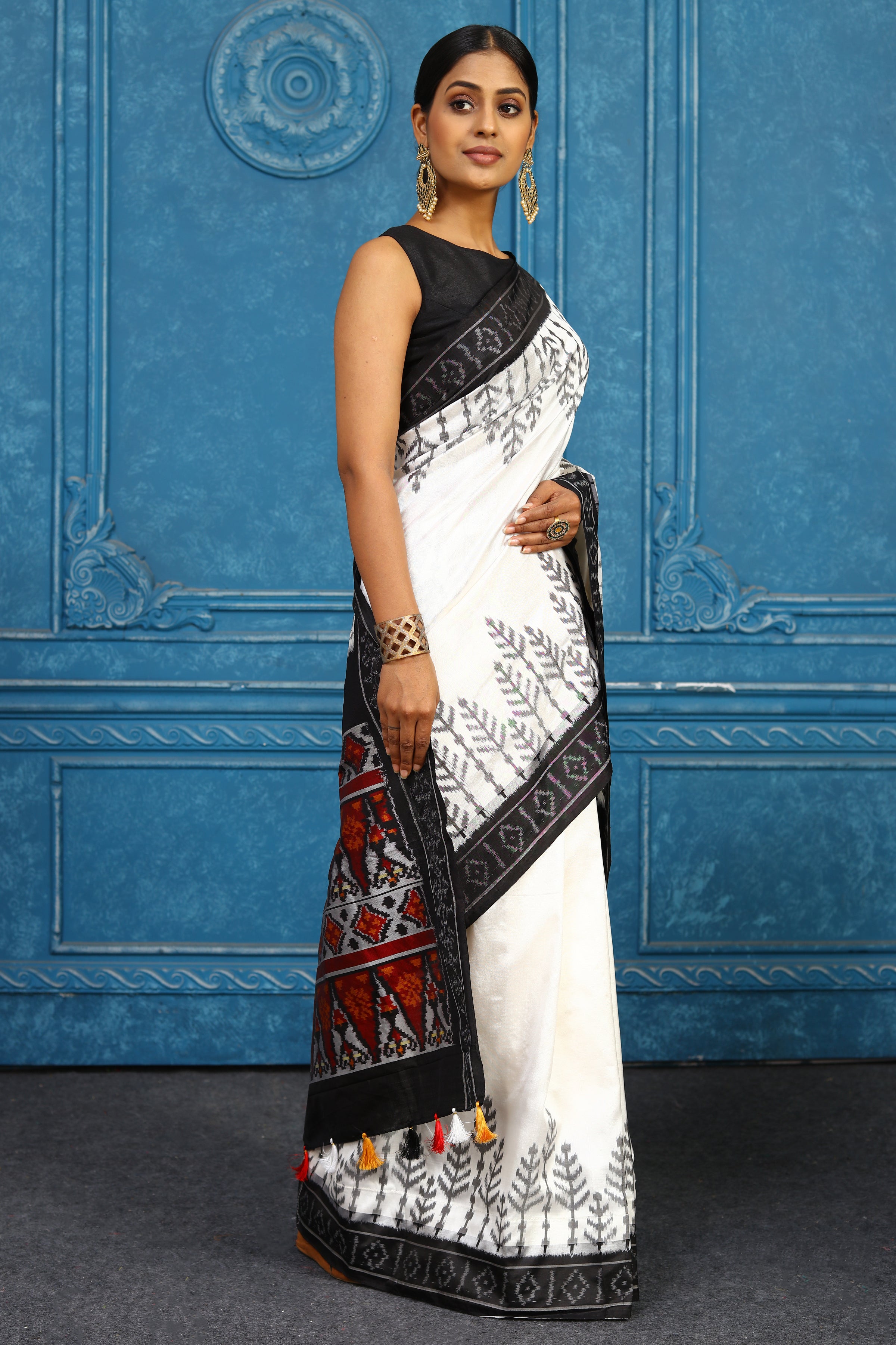 Buy off-white pochampally silk ikkat sari online in USA with black border. Look your best on festive occasions in latest designer sarees, pure silk sarees, Kanchipuram sarees, handwoven sarees, tussar silk sarees, embroidered sarees from Pure Elegance Indian clothing store in USA.-side