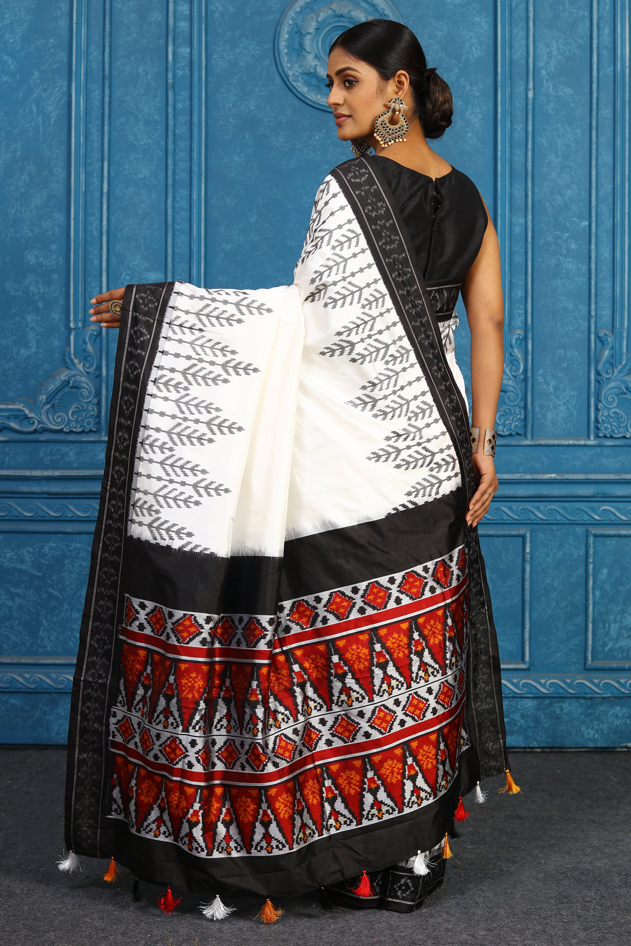 Buy off-white pochampally silk ikkat sari online in USA with black border. Look your best on festive occasions in latest designer sarees, pure silk sarees, Kanchipuram sarees, handwoven sarees, tussar silk sarees, embroidered sarees from Pure Elegance Indian clothing store in USA.-back