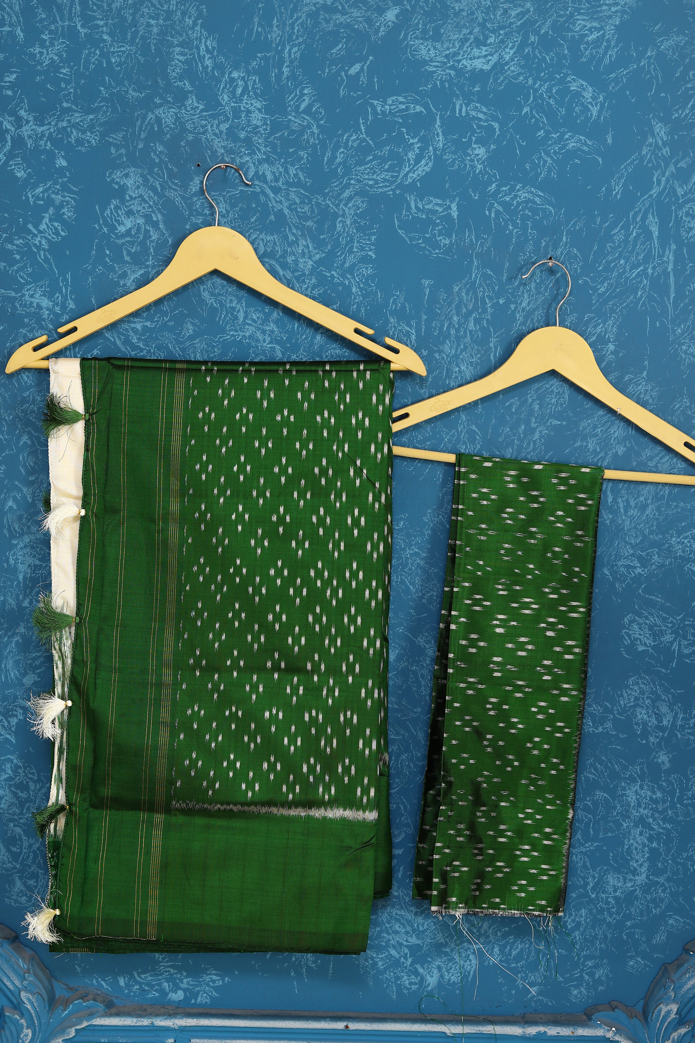 Buy cream pochampally silk ikkat sari online in USA with green border. Look your best on festive occasions in latest designer sarees, pure silk sarees, Kanchipuram sarees, handwoven sarees, tussar silk sarees, embroidered sarees from Pure Elegance Indian clothing store in USA.-blouse