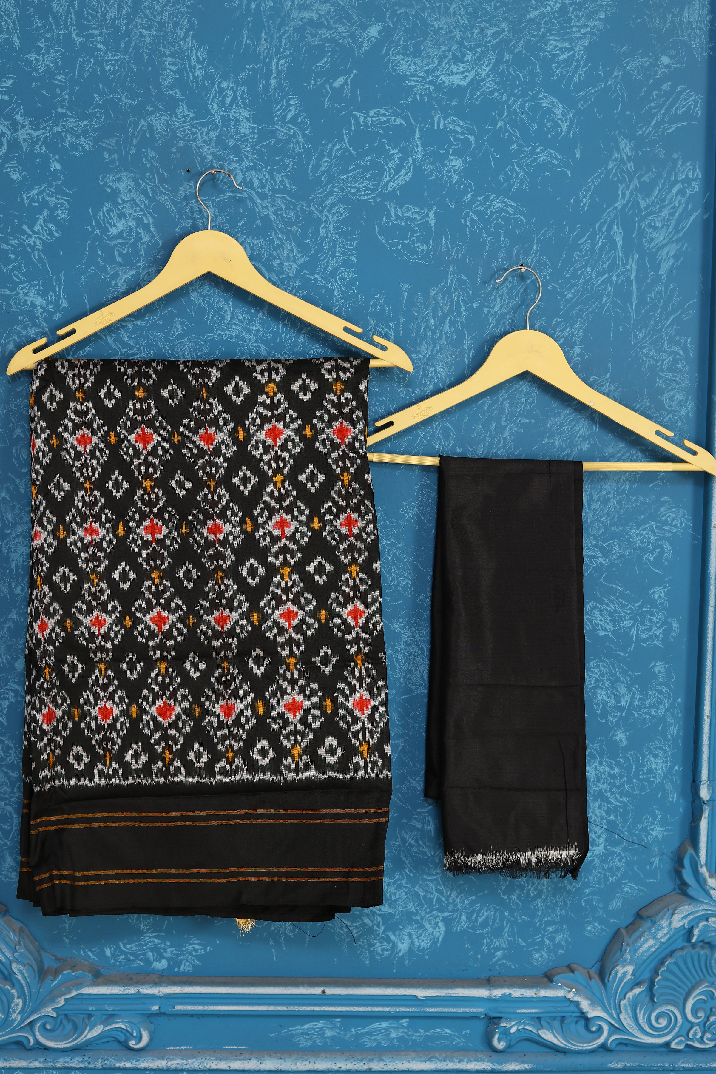Shop cream pochampally silk ikkat saree online in USA with black border. Look your best on festive occasions in latest designer sarees, pure silk sarees, Kanchipuram sarees, handwoven sarees, tussar silk sarees, embroidered sarees from Pure Elegance Indian clothing store in USA.-blouse