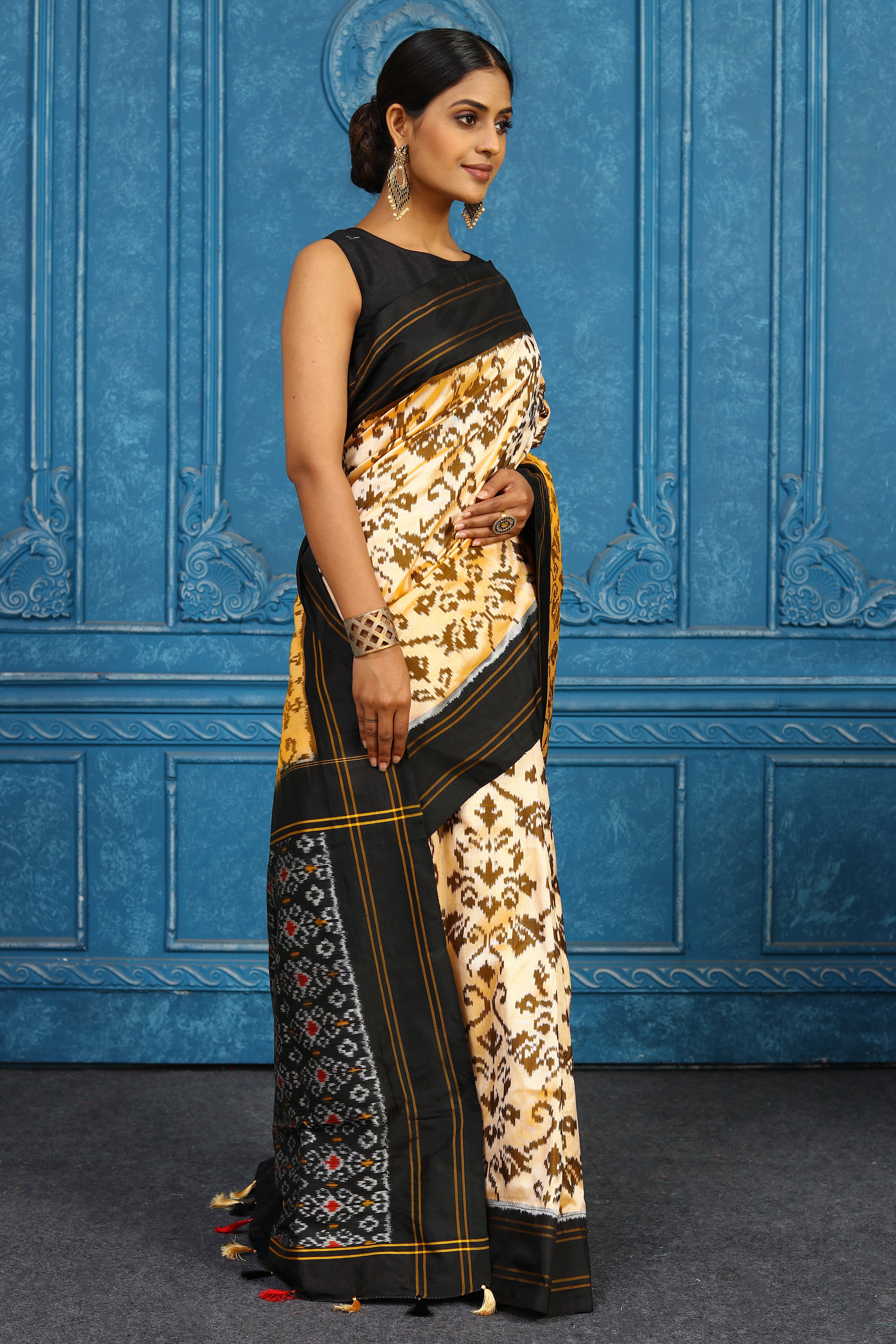 Shop cream pochampally silk ikkat saree online in USA with black border. Look your best on festive occasions in latest designer sarees, pure silk sarees, Kanchipuram sarees, handwoven sarees, tussar silk sarees, embroidered sarees from Pure Elegance Indian clothing store in USA.-side