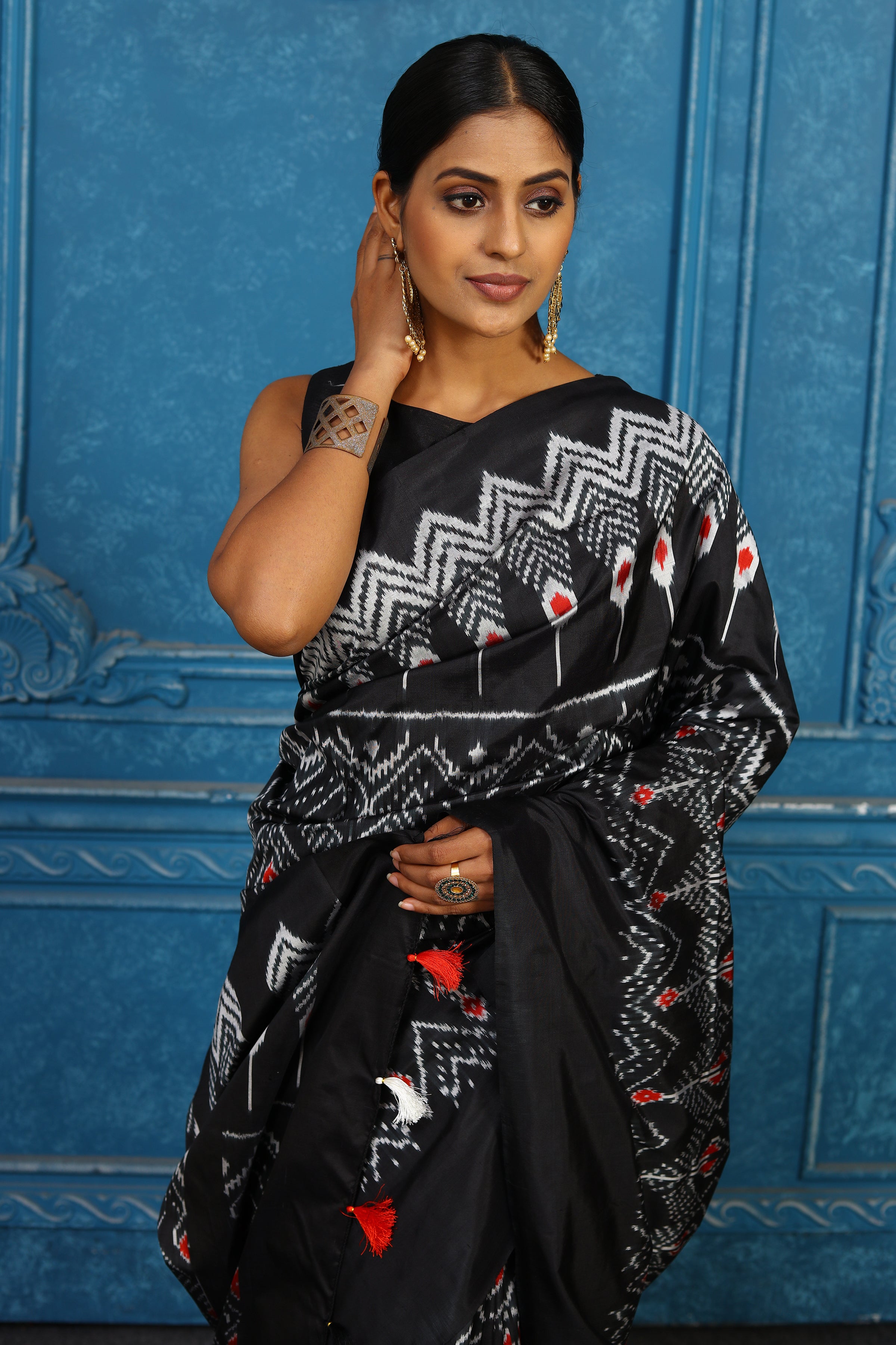 Shop black and white pochampally silk ikkat sari online in USA. Look your best on festive occasions in latest designer sarees, pure silk sarees, Kanchipuram sarees, handwoven sarees, tussar silk sarees, embroidered sarees from Pure Elegance Indian clothing store in USA.-closeup
