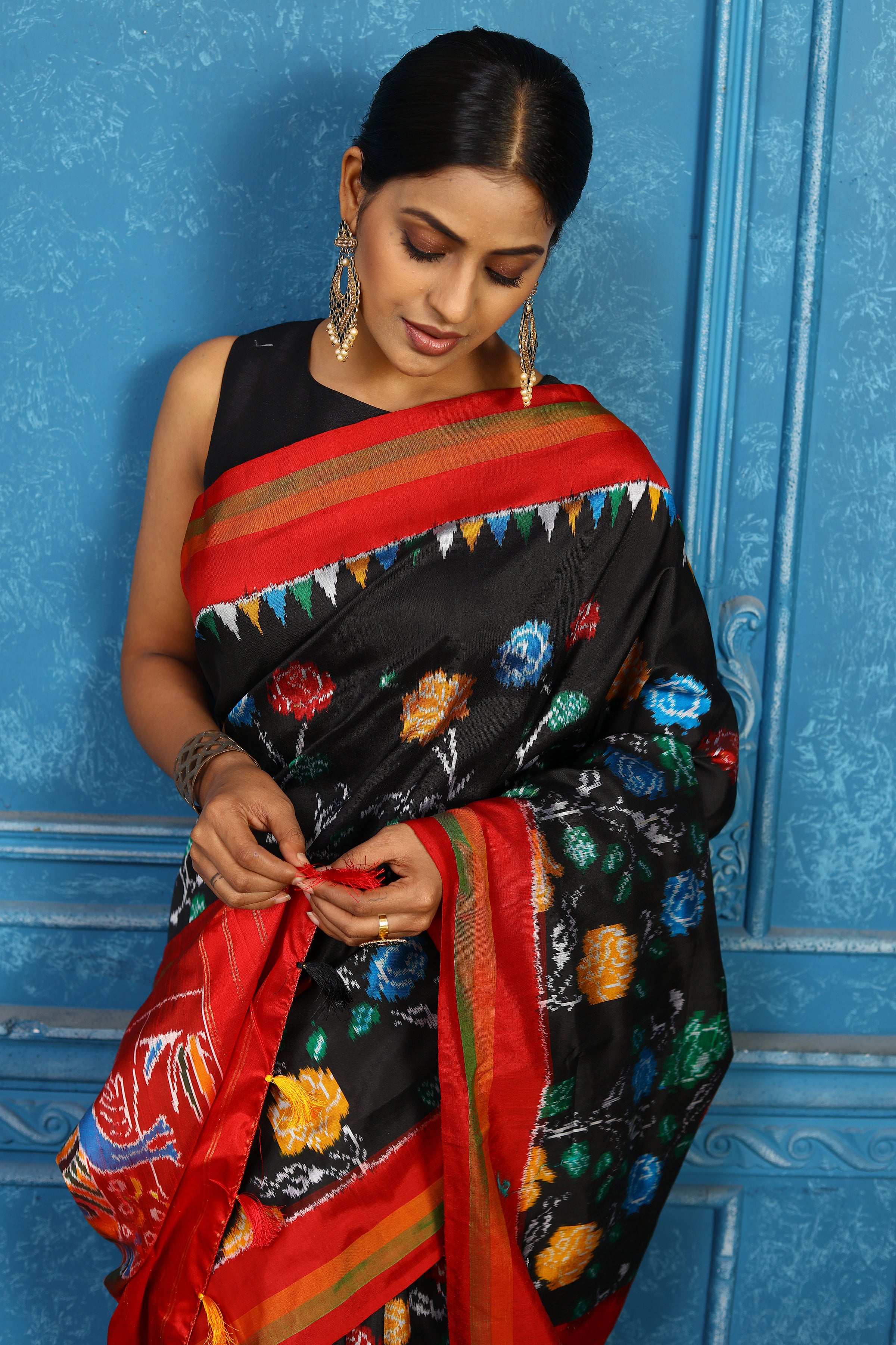 Shop black pochampally ikkat sari online in USA with red border. Look your best on festive occasions in latest designer sarees, pure silk sarees, Kanchipuram sarees, handwoven sarees, tussar silk sarees, embroidered sarees from Pure Elegance Indian clothing store in USA.-closeup