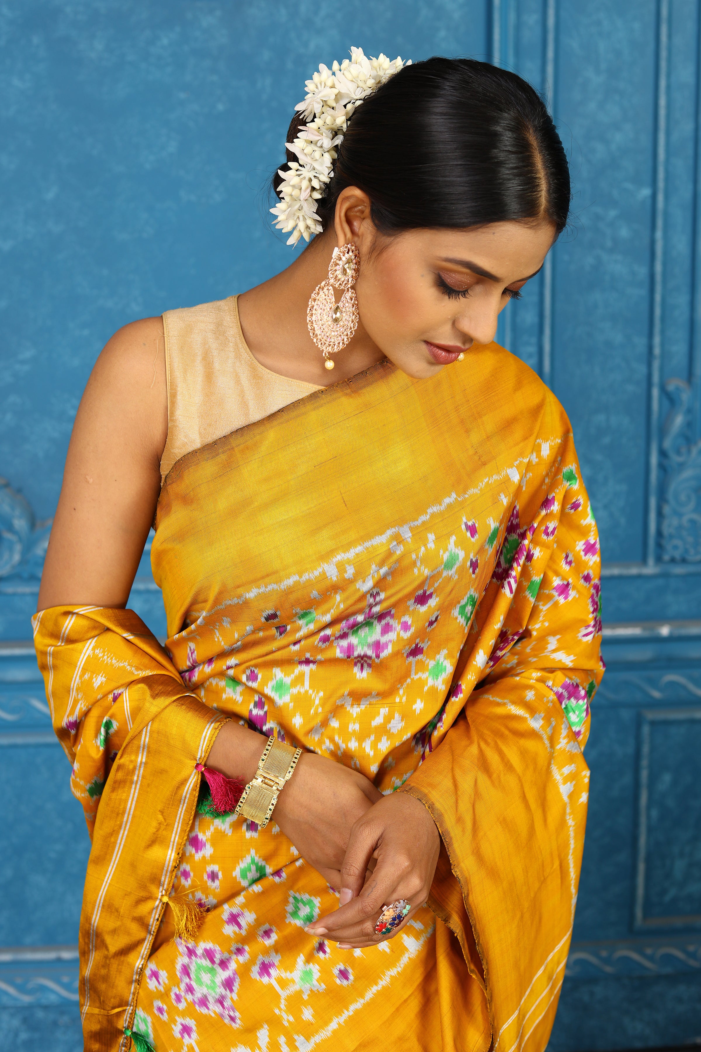 Shop stunning mustard pochampally ikkat sari online in USA. Look your best on festive occasions in latest designer sarees, pure silk sarees, Kanchipuram sarees, handwoven sarees, tussar silk sarees, embroidered sarees from Pure Elegance Indian clothing store in USA.-closeup