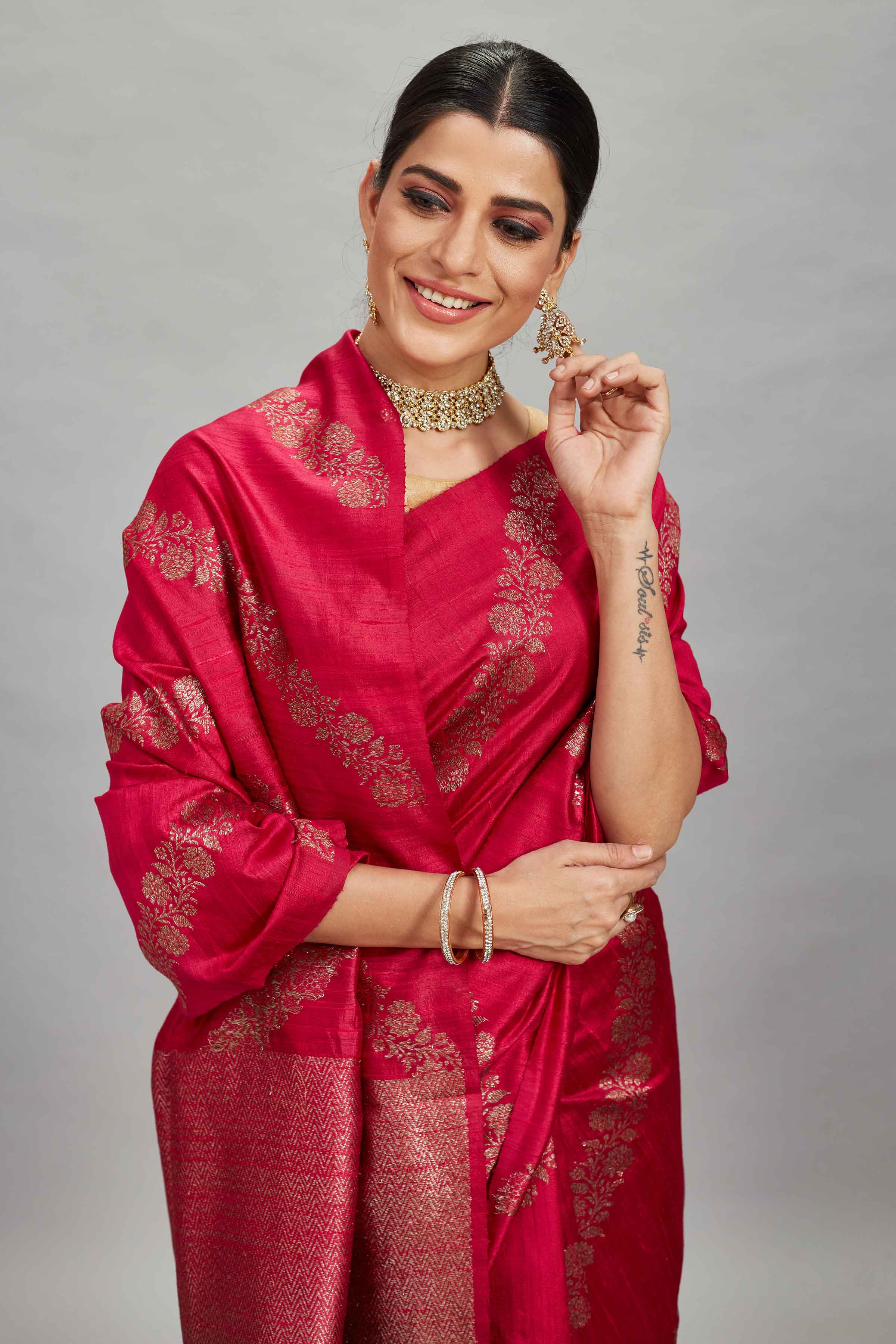 Buy dark pink muga Banarasi saree online in USA with zari creeper. Look your best on festive occasions in latest designer sarees, pure silk sarees, Kanjivaram silk saris, handwoven saris, tussar silk sarees, embroidered saris from Pure Elegance Indian clothing store in USA.-closeup