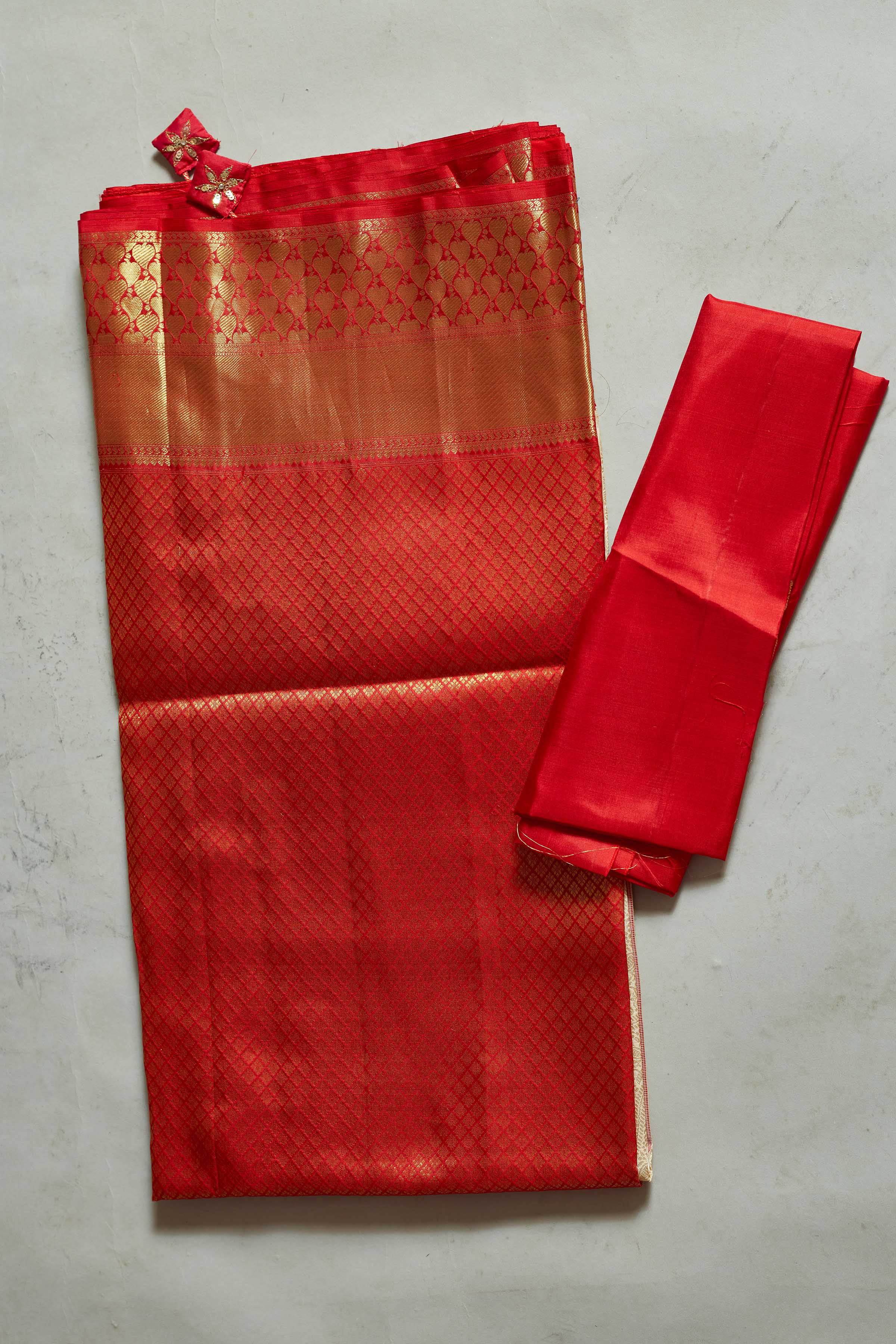 Shop cream Kanjivaram silk saree online in USA with red zari border. Look your best on festive occasions in latest designer sarees, pure silk sarees, Kanjivaram silk saris, handwoven saris, tussar silk sarees, embroidered saris from Pure Elegance Indian clothing store in USA.-blouse