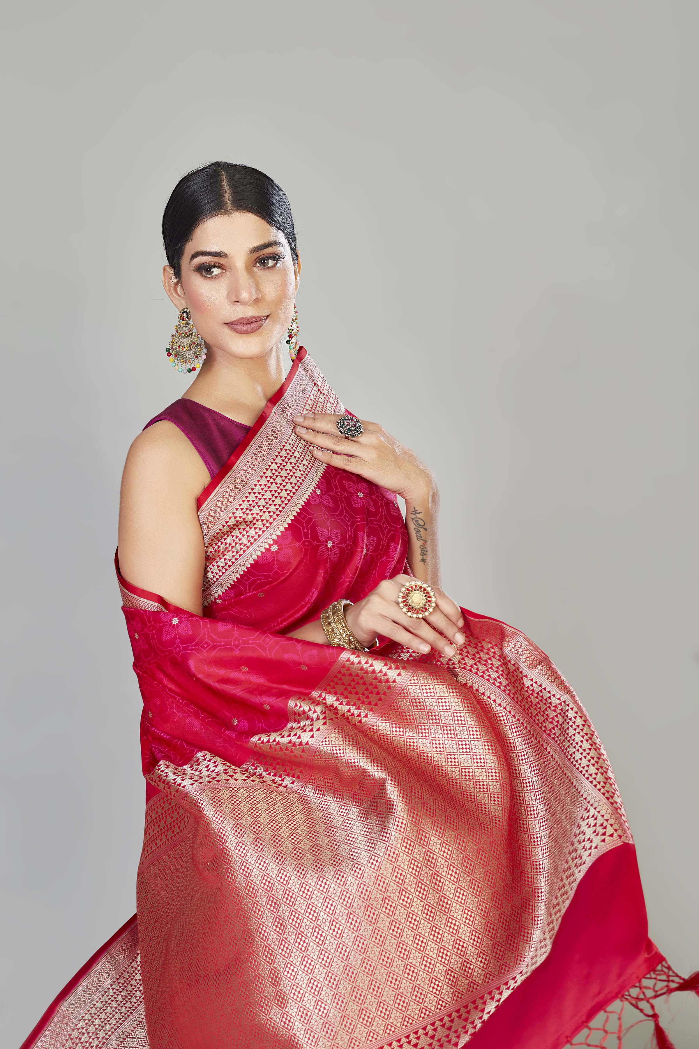 Buy dark pink Mashru silk sari online in USA with zari border. Look your best on festive occasions in latest designer sarees, pure silk saris, handwoven sarees.-closeup