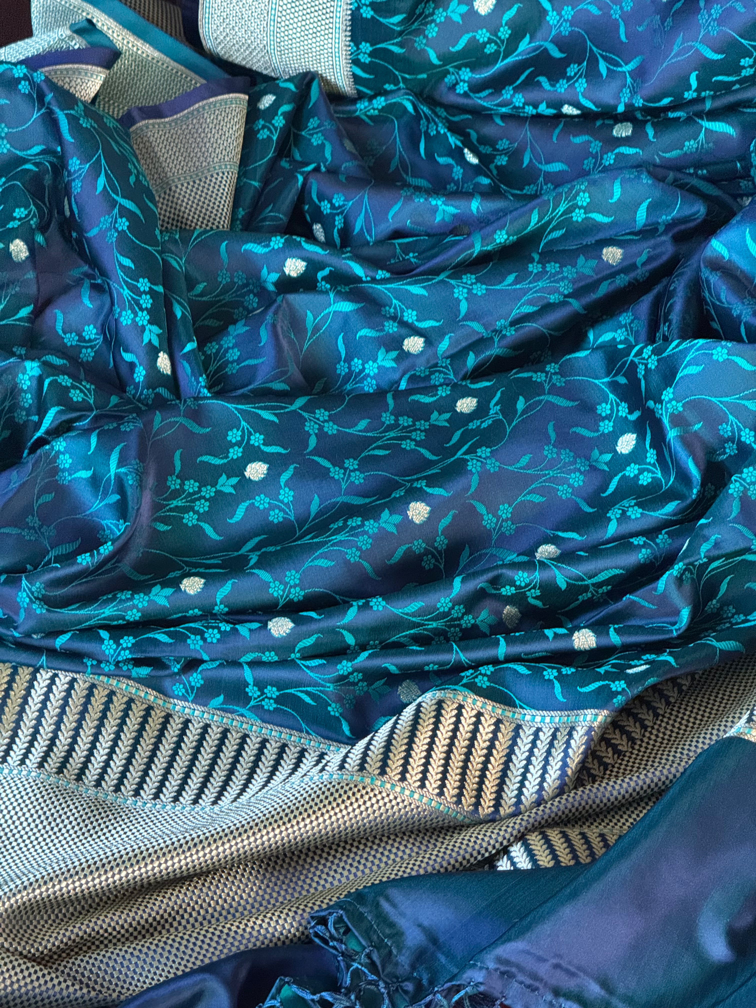 Shop sea green Mashru Banarasi saree online in USA. Look your best on festive occasions in latest designer sarees, Banarasi sarees, handwoven sarees.-closeup