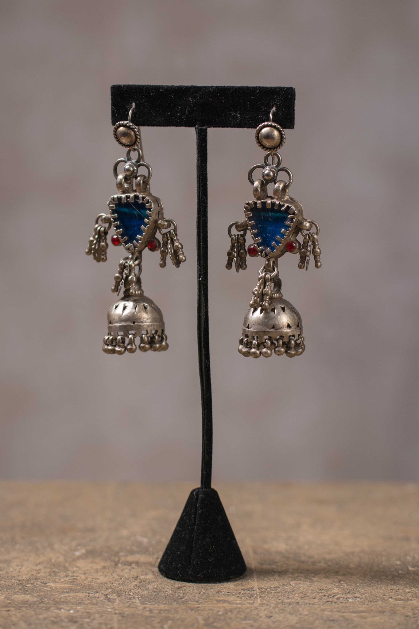 20a154-silver-amrapali-earrings-glass-garnet-accents-chandelier