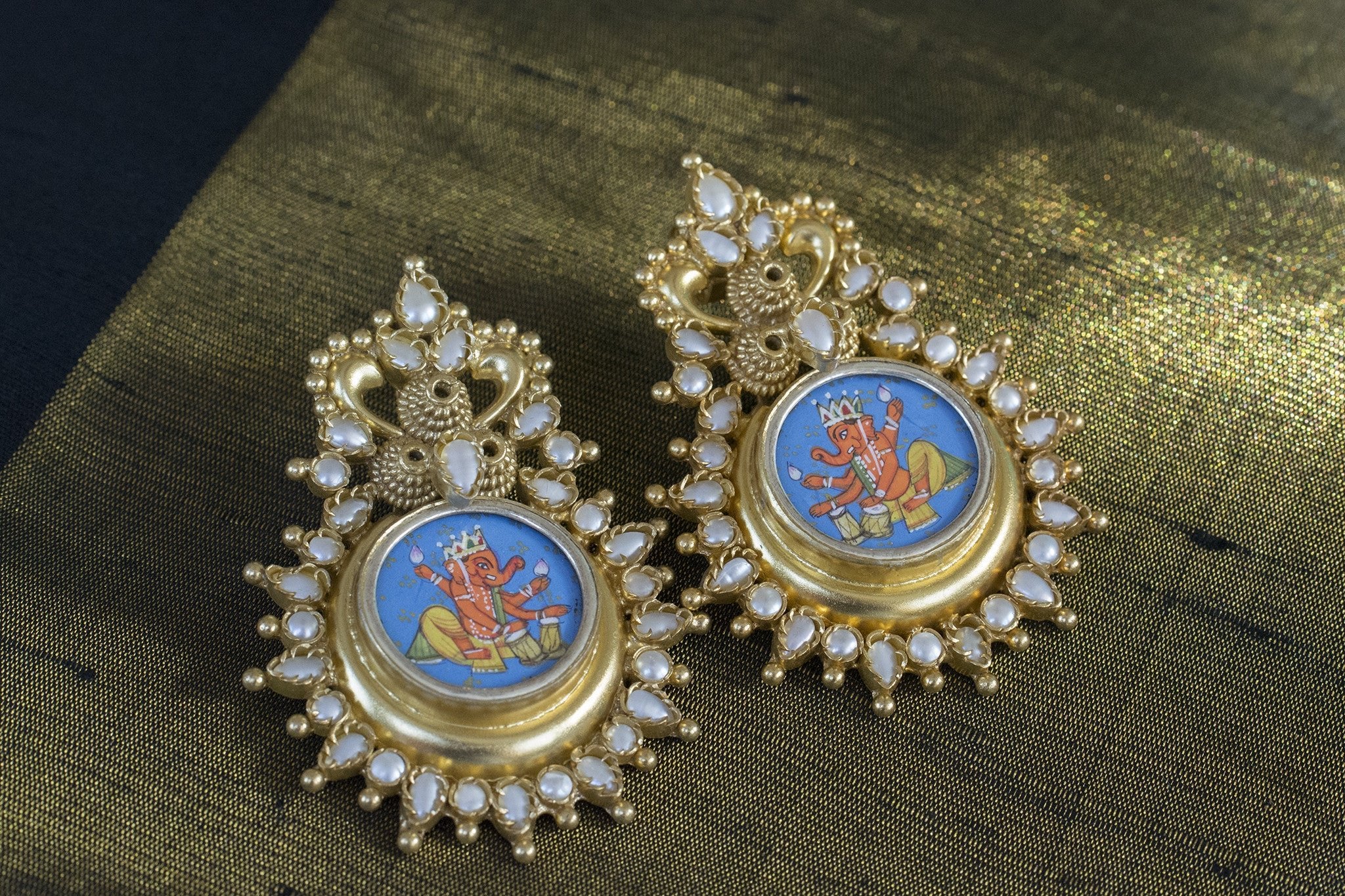 20a161-silver-gold-plated-amrapali-ganesh-pearl-earrings