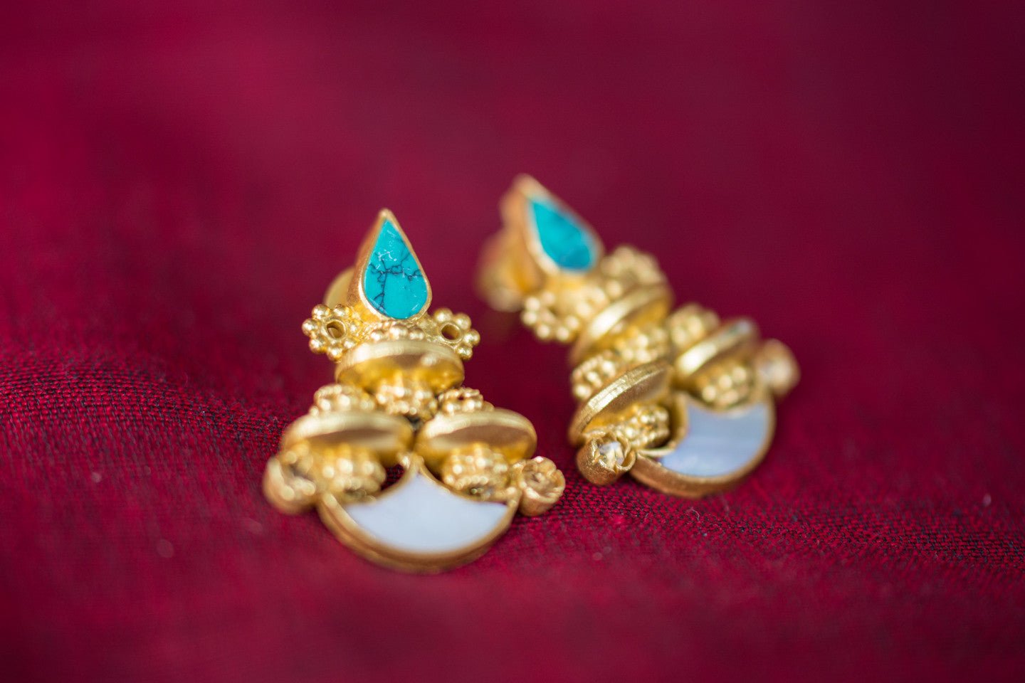 20a433-silver-gold-amrapali-earrings-turquoise-glass-alternate-view
