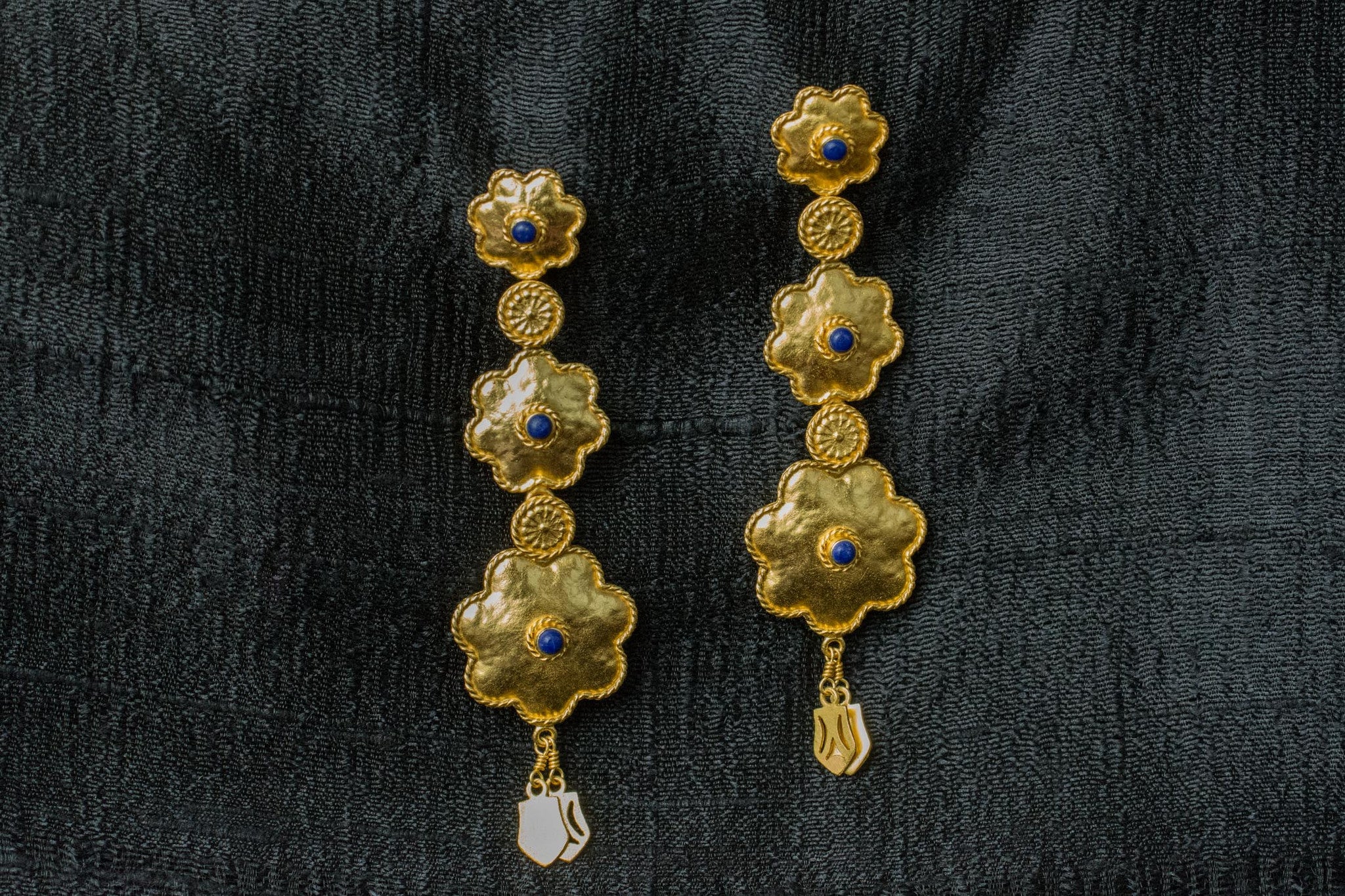 20A536-silver-gold-plated-amrapali-earrings-floral-design-lapis