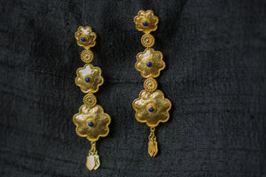 20A536-silver-gold-plated-amrapali-earrings-floral-design-lapis-alternate-view