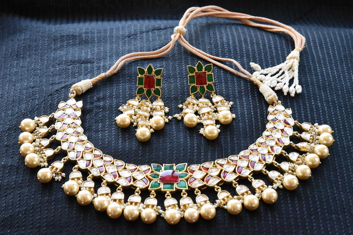 20A726 Traditional Glass & Pearl Necklace With Touches Of Red & Green
