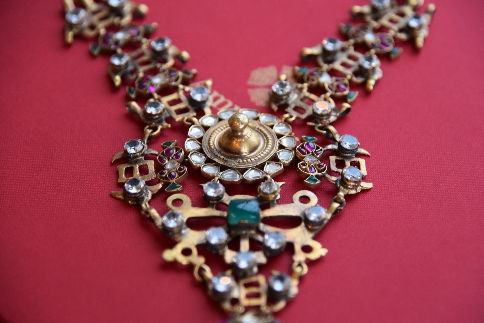 20B014, The traditional Indian amrapali fashion jewelry necklace from Pure Elegance can be bought online or from our store in USA. Perfect for any wedding and reception. Close up.