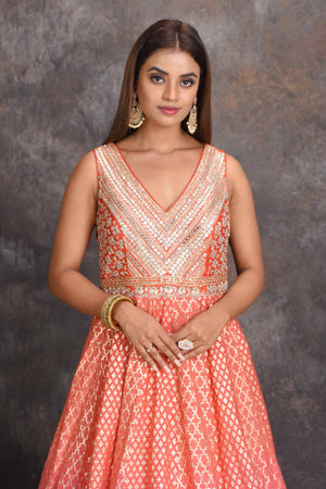 Shop beautiful peach and pink floorlength chanderi Banarasi Anarkali suit online in USA. Set a style statement on special occasions in exquisite designer lehengas, Anarkali suits, sharara suits, salwar suits, Indowestern outfits from Pure Elegance Indian fashion store in USA.-closeup