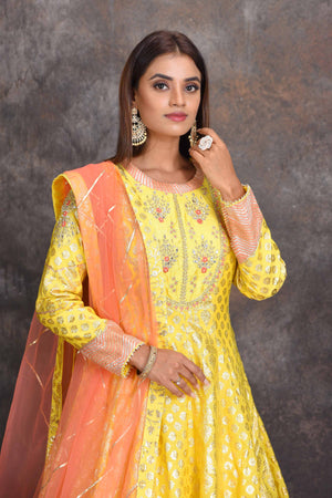 Buy bright yellow chanderi Banarasi Anarkali online in USA with peach dupatta. Set a style statement on special occasions in exquisite designer lehengas, Anarkali suits, sharara suits, salwar suits, Indowestern outfits from Pure Elegance Indian fashion store in USA.-closeup