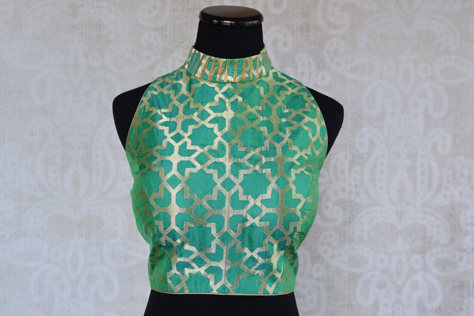 Buy this Indian traditional green halter neck sleeveless benarasi blouse from Pure Elegance online or from our store in USA. Perfect for any sangeet or reception. Front View.