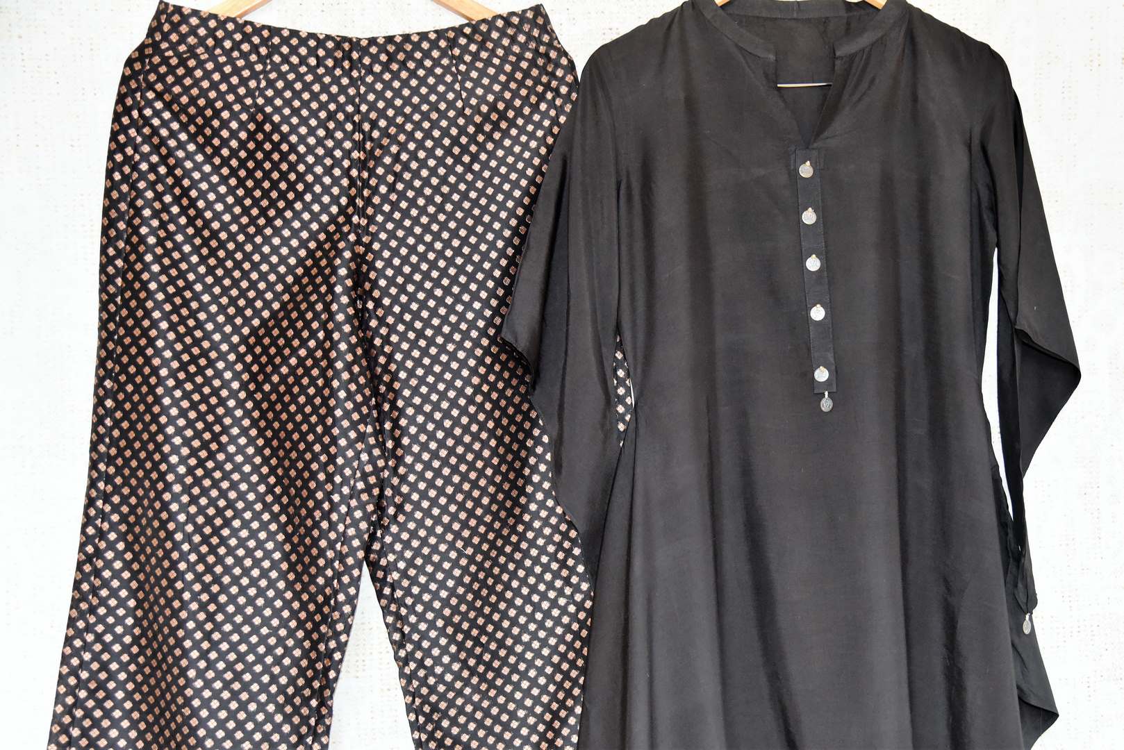 Buy black kurta with Banarasi pants online at USA at Pure Elegance Indian clothing store. Find your stylish Indian dresses in exquisite designs for every occasion.-top