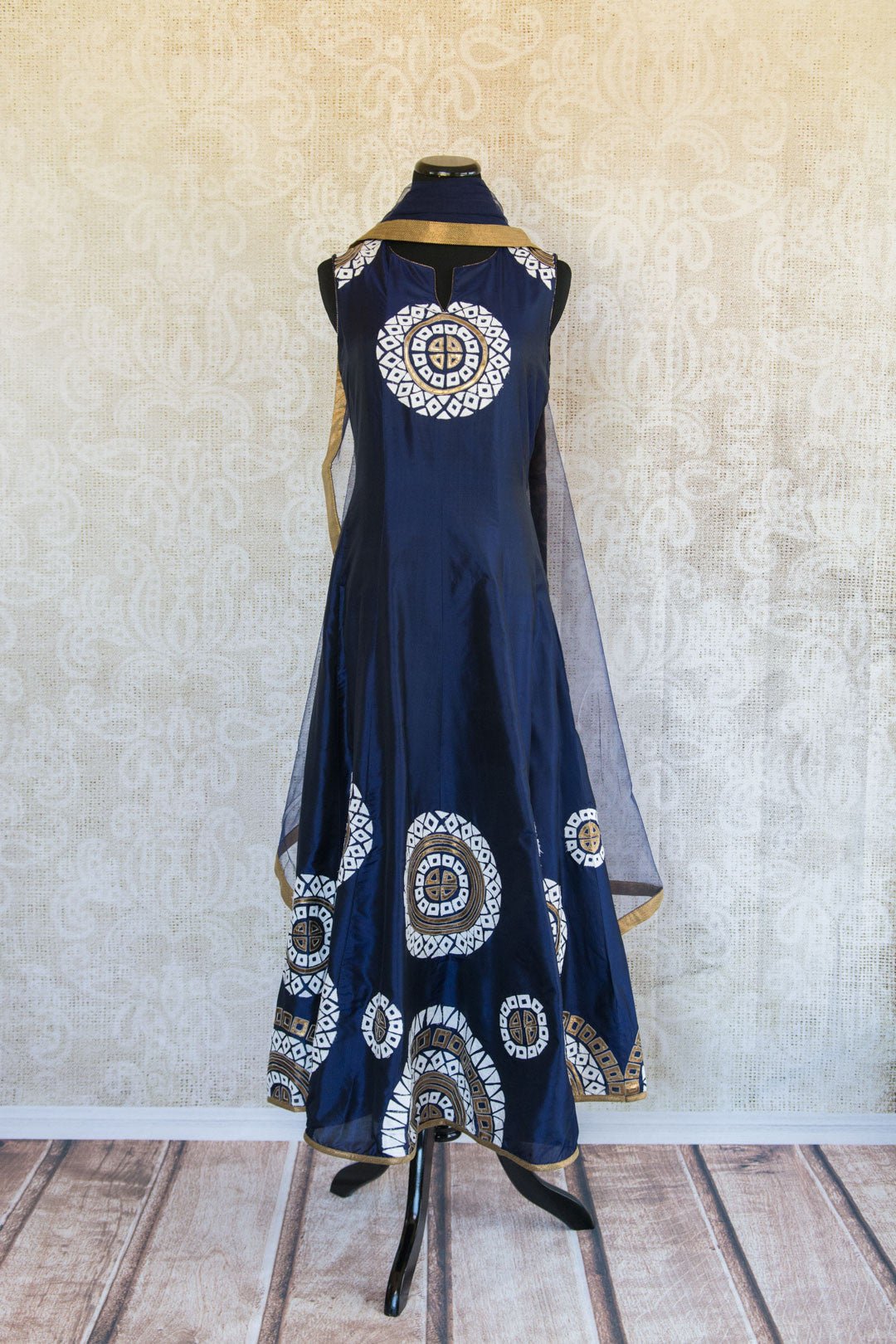 501087-suit-sleeveless-dark-blue-white-gold-circles-embroidered-scarf