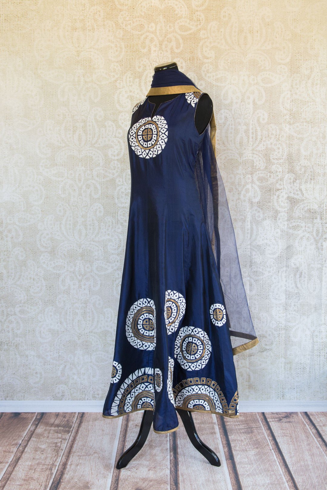 501087-suit-sleeveless-dark-blue-white-gold-circles-embroidered-scarf-alternate-view-2