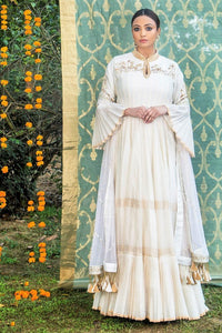 Buy ivory embroidered chanderi handloom kurta with dupatta online in USA. Find a range of exquisite Indian dresses in USA at Pure Elegance clothing store. Enrich your traditional style with a range of Indian clothing, designer Anarkali suits, wedding lehengas, and much more also available at our online store.-full view
